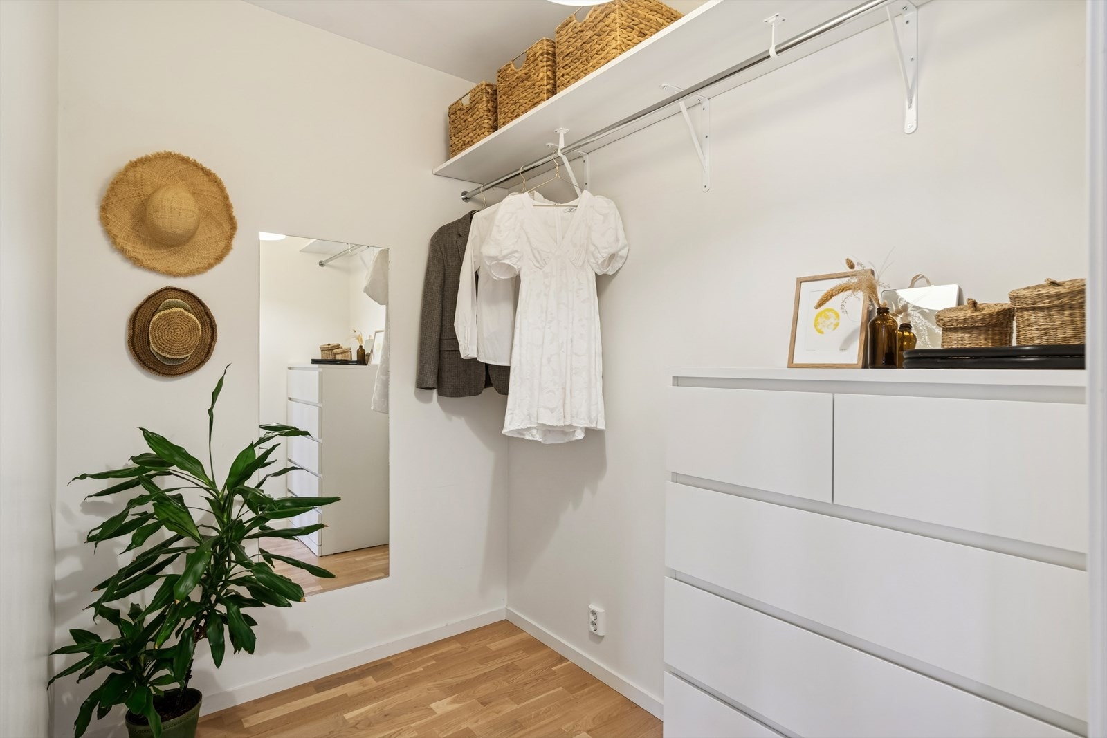 Praktisk garderobe med god plass til diverse oppbevaringløsninger. Galleribilde