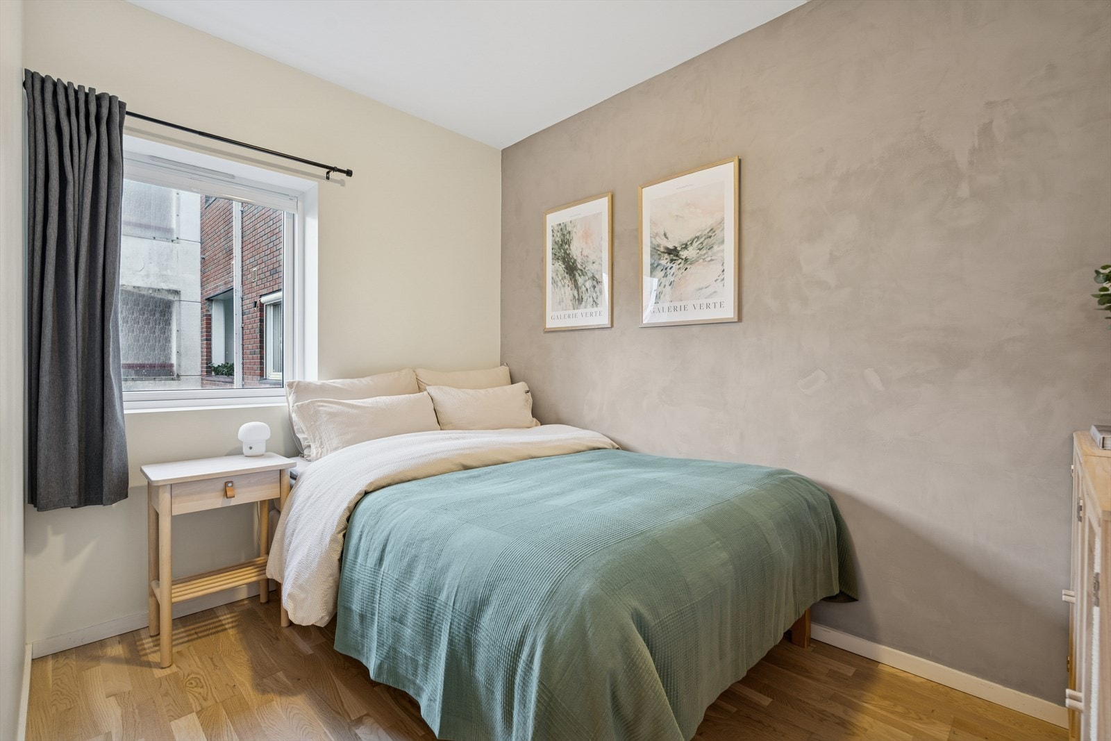 Romslig soverom med god plass til dobbeltseng og tilhørende møblement. Galleribilde