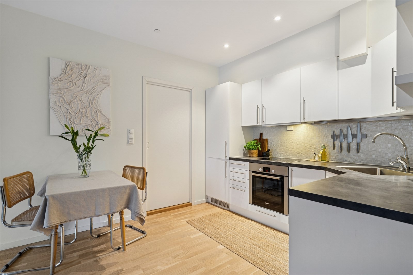 Kjøkkenet har god skap- og benkeplass. Galleribilde