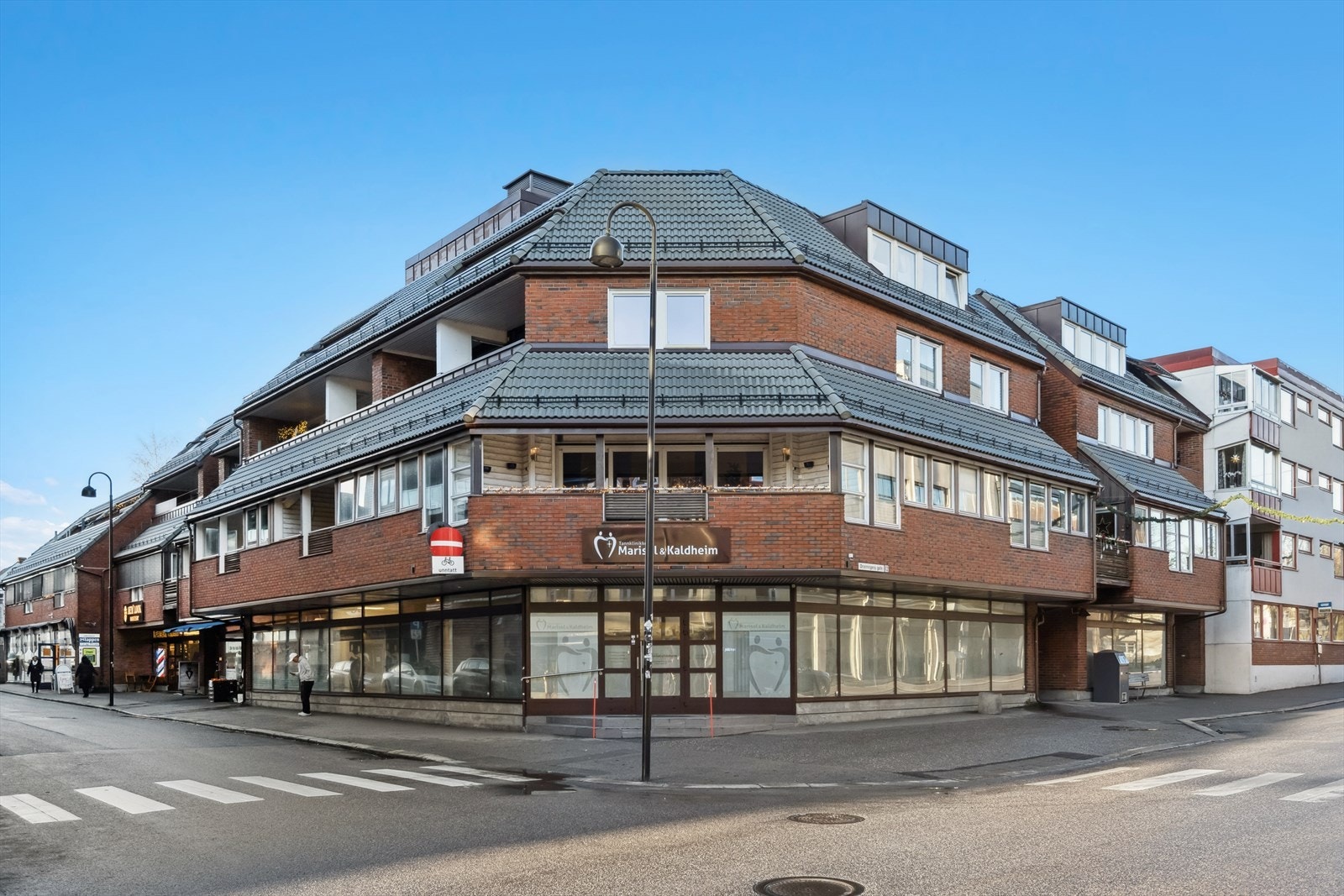 Her bor du med alle nødvendige servicetilbud, butikker og kollektivtransport like utenfor døren, samt kort avstand til flotte tur- og rekreasjonsområder. Galleribilde