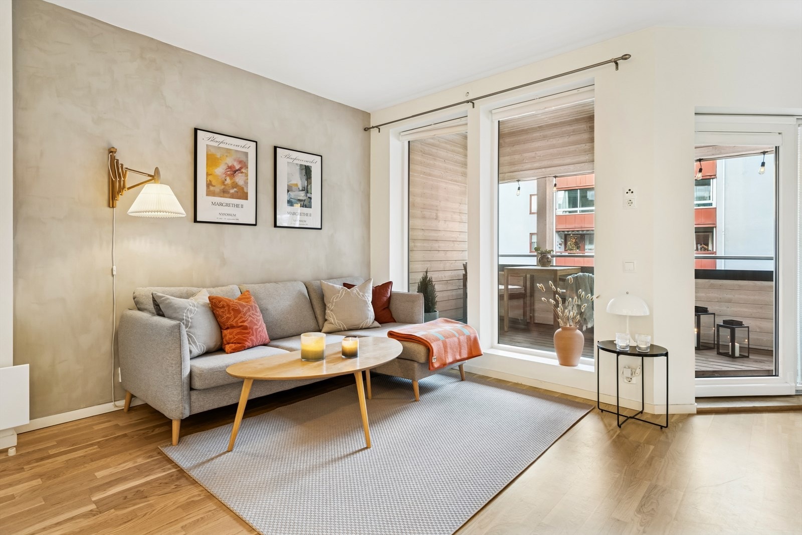 Store vindusflater gir utsyn mot balkongen og slipper inn rikelig med naturlig lys. Galleribilde