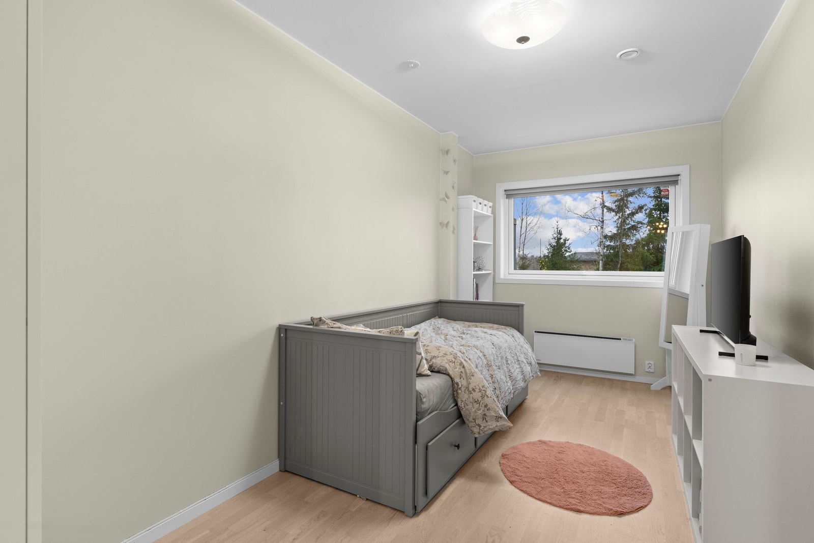 Praktisk og lettmøblert soverom som passer godt som barnerom, gjesterom eller hjemmekontor. Et fleksibelt rom med rolige omgivelser og god plass til seng og oppbevaring. Galleribilde