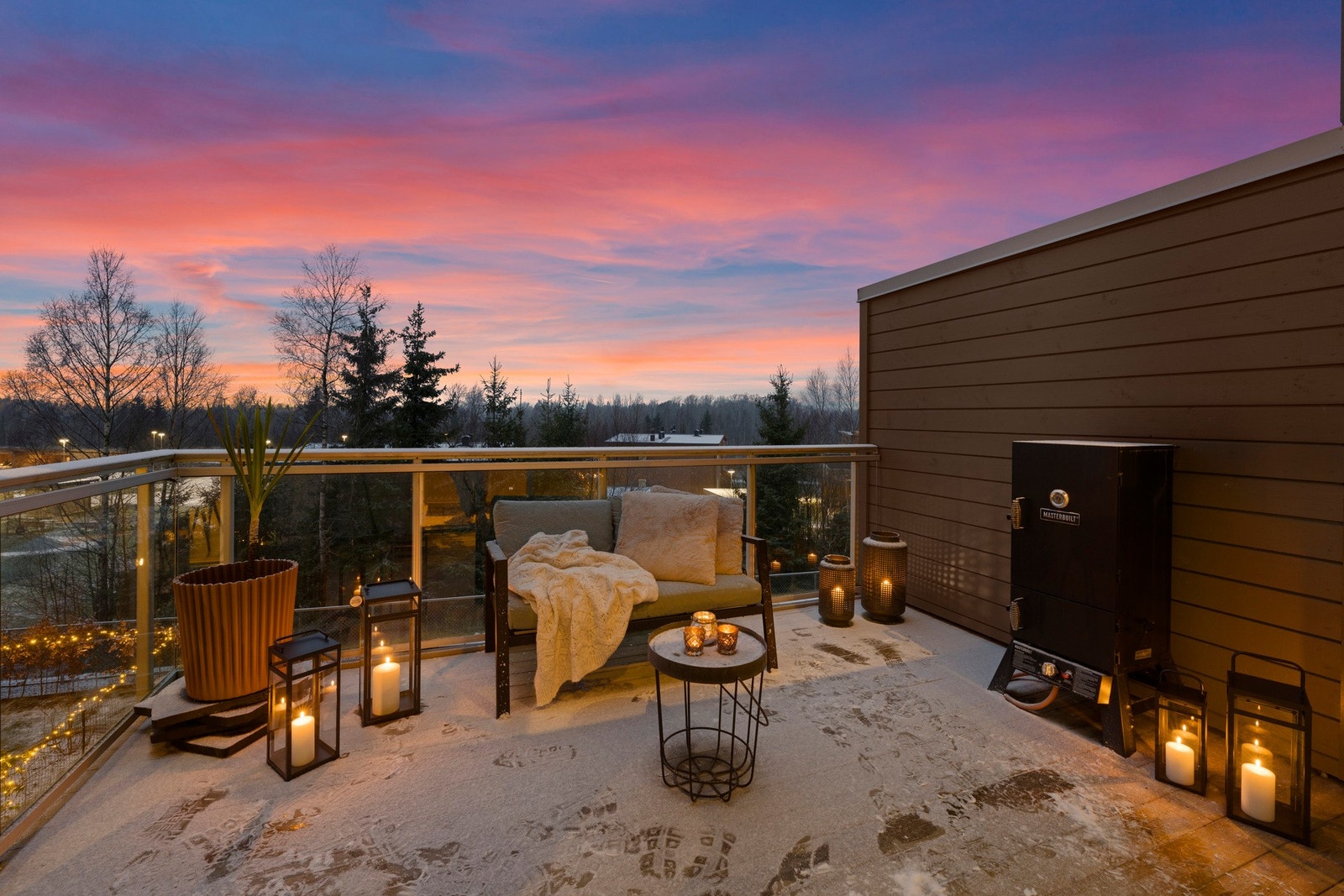 Romslig nordvestvendt balkong med god plass til utemøbler og hyggelige soner. Her kan du nyte rolige kvelder, flott stemning og fine solforhold i skjermede omgivelser. Galleribilde