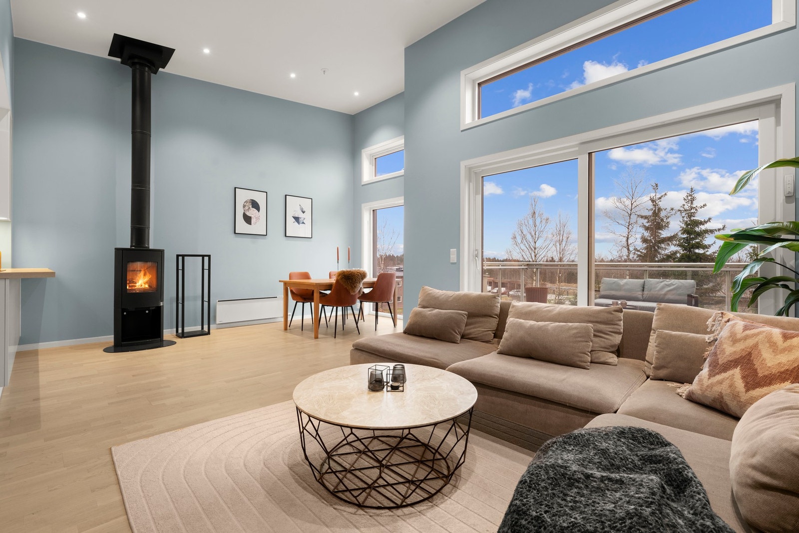 Lettmøblert stue med tydelig soneinndeling og god plass til både sofagruppe og spiseplass. Planløsningen gir fleksible møbleringsmuligheter og gjør rommet enkelt å tilpasse ulike behov. Galleribilde