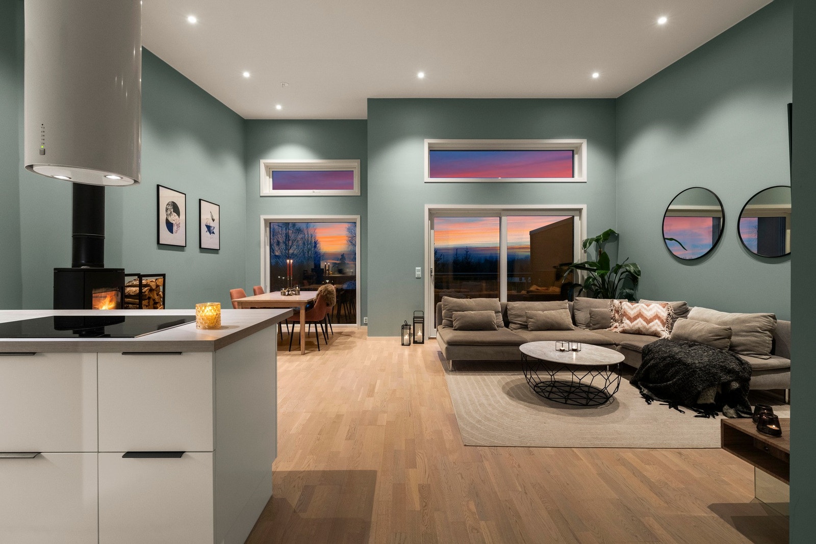 Lys og romslig stue med åpen løsning mot kjøkkenet, god takhøyde og store vindusflater som gir rikelig med naturlig lys. Peisovn og utgang til balkong gir en lun og hyggelig atmosfære. Galleribilde