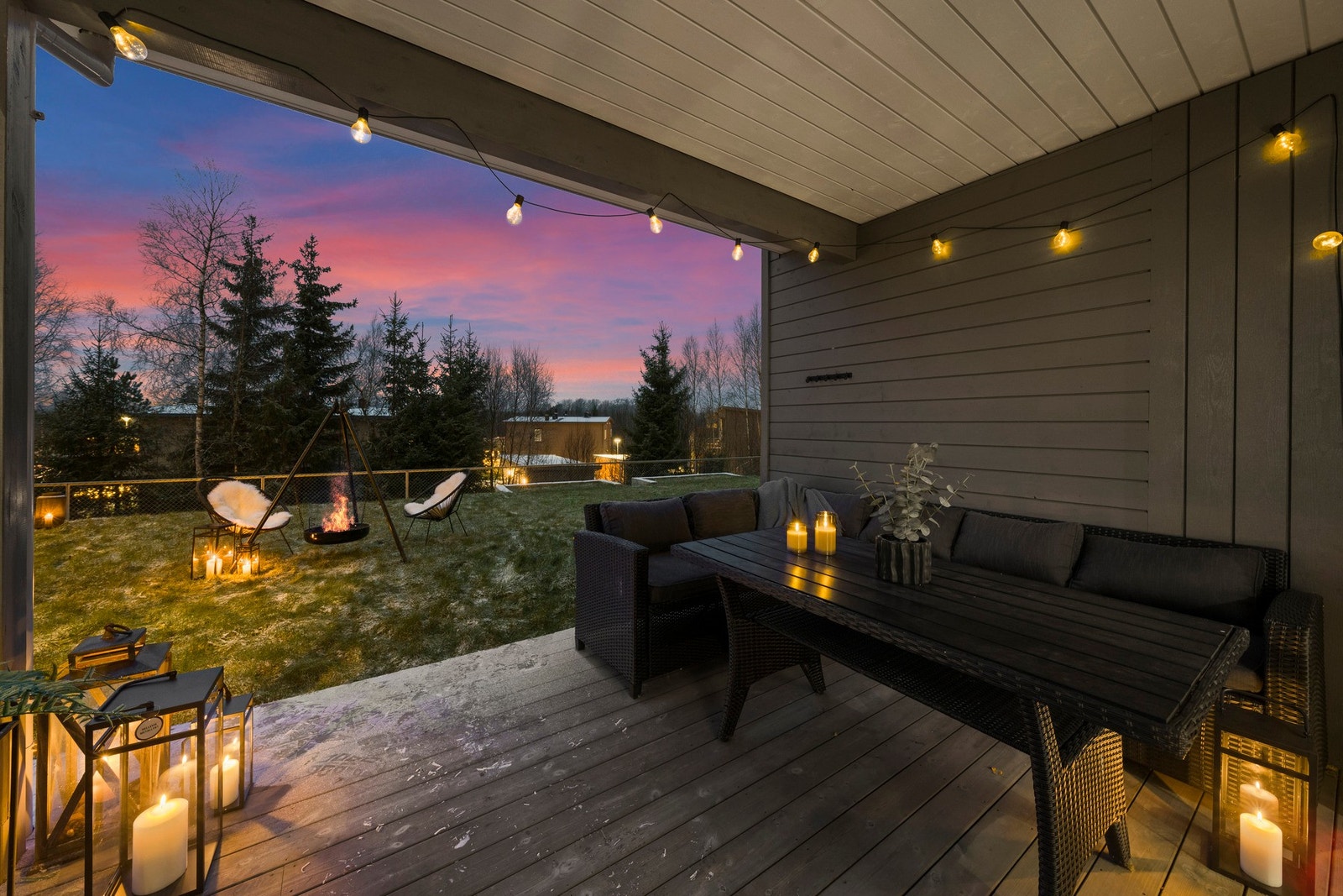 Skjermet nordvestvendt markterrasse i underetasjen på ca 11 m² med god plass til sittegruppe og sosiale soner. En lun og privat uteplass med direkte adkomst til hage, perfekt for rolige kvelder og hyggelige sammenkomster. Galleribilde