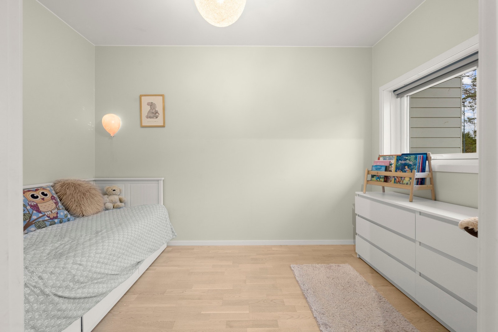 Lyst og trivelig soverom i 1. etasje som egner seg svært godt som barnerom, med rolige fargetoner, god gulvplass og fine møbleringsmuligheter. Galleribilde