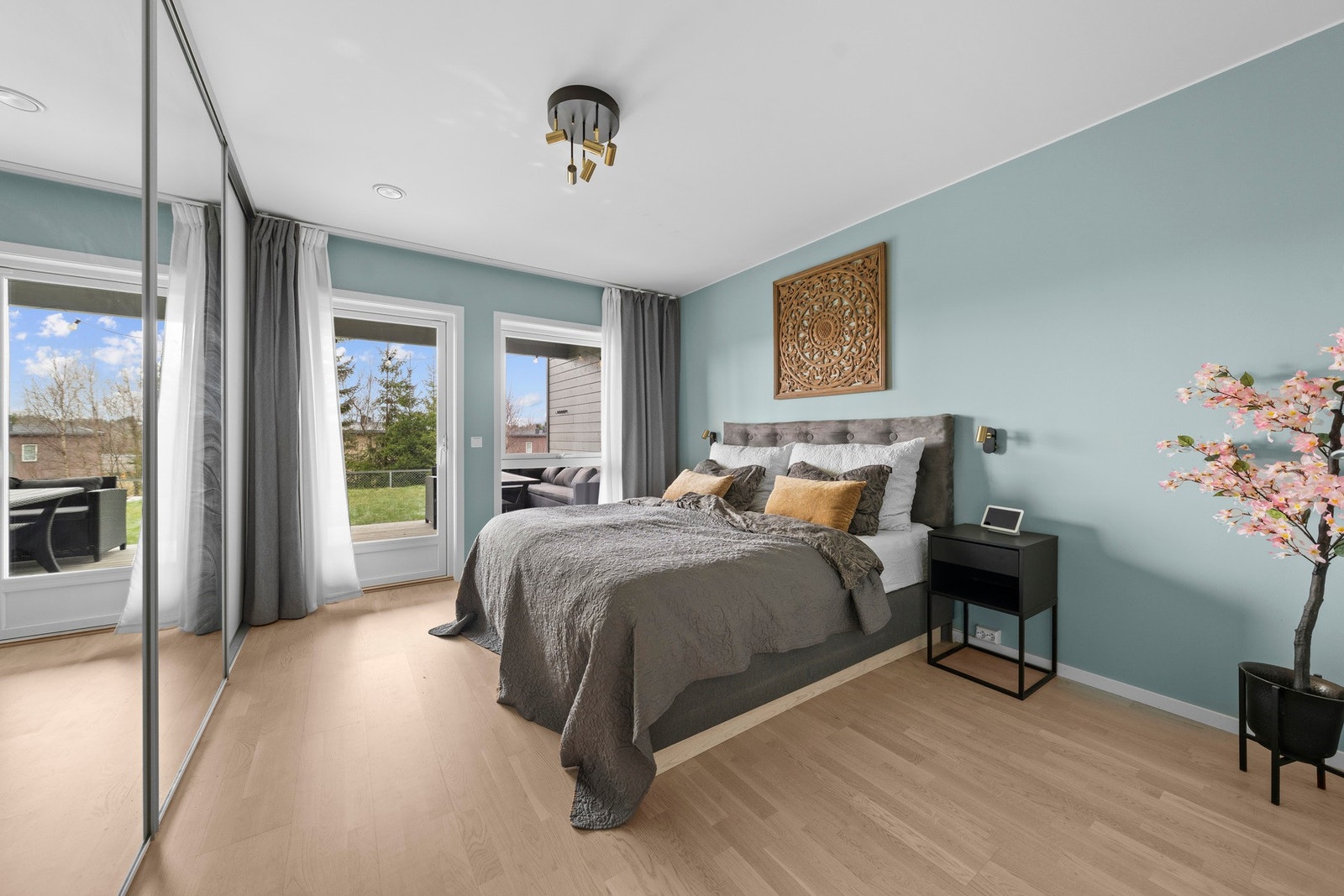 Romslig og lunt hovedsoverom med god plass til dobbeltseng og garderobeløsning. Direkte utgang til markterrasse gir en privat og behagelig overgang mellom inne og ute. Galleribilde