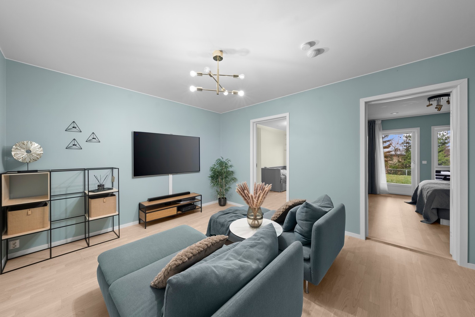 Gode møbleringsmuligheter og plass til både sofagruppe og mediemøbler, ideell for avslapning og sosiale sammenkomster. Galleribilde