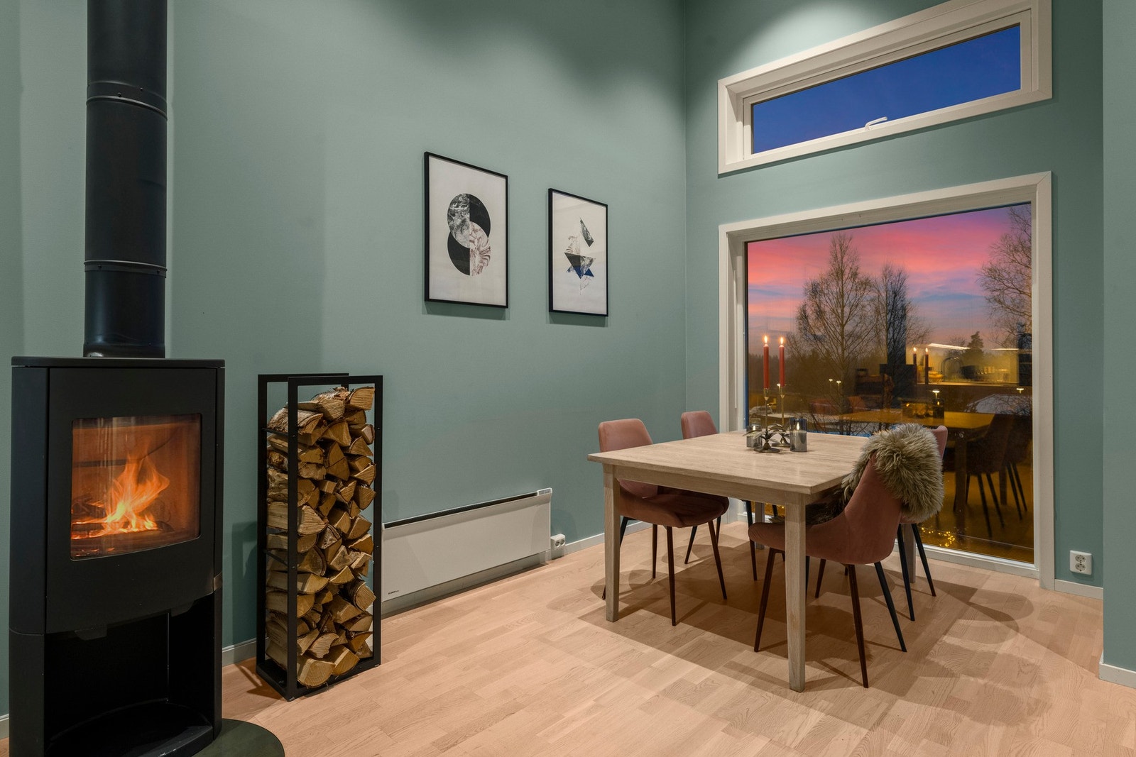 Lun og stilfull sofagruppe med god plass til hele familien. De delikate fargetonene, store vindusflater og god takhøyde gir rommet et eksklusivt og rolig preg, perfekt for avslapning og hyggelige kvelder. Galleribilde