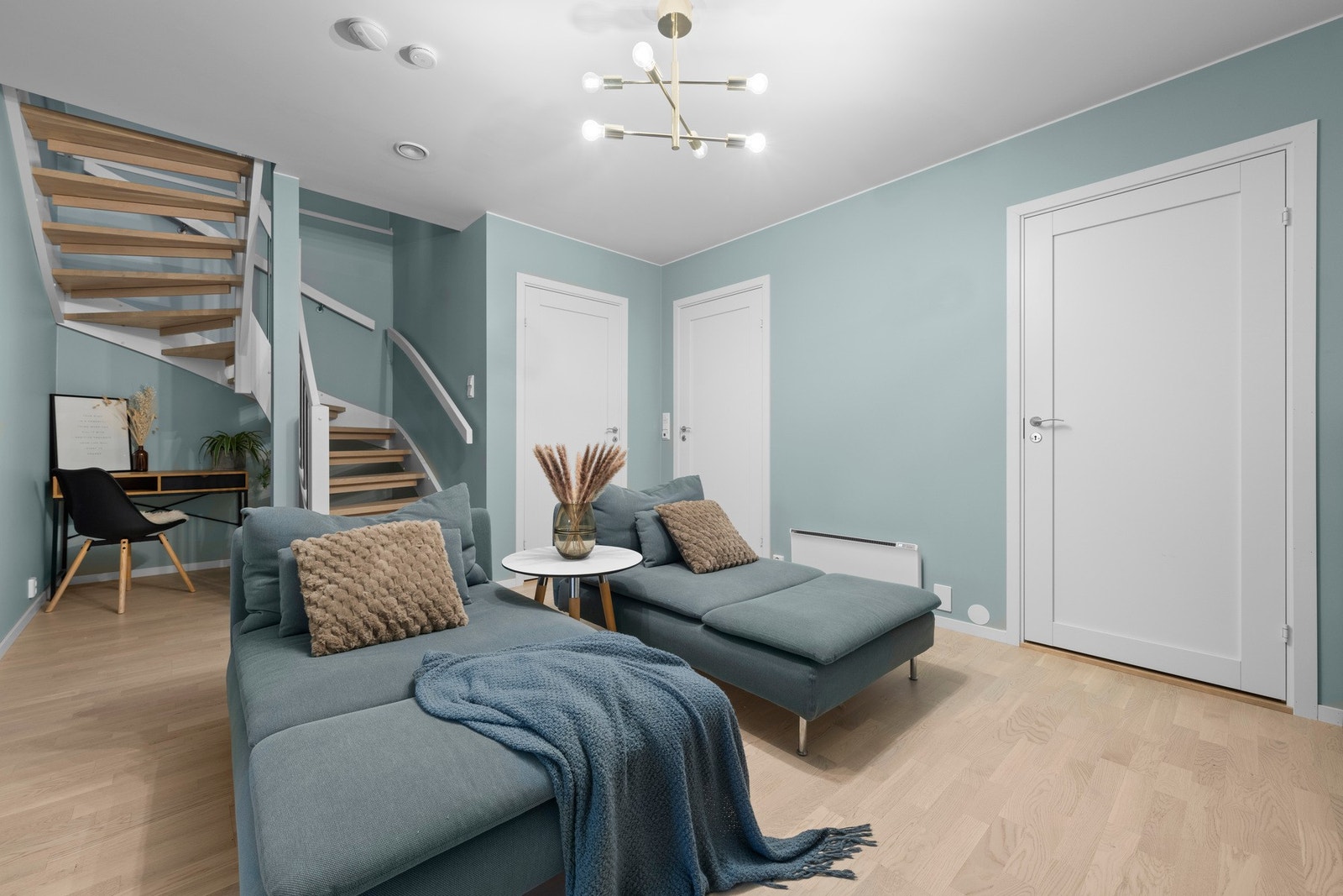 Romslig stue i underetasjen som fungerer utmerket som ekstra oppholdsrom, TV-stue eller ungdomsavdeling, adskilt fra boligens hovedoppholdsrom. Galleribilde