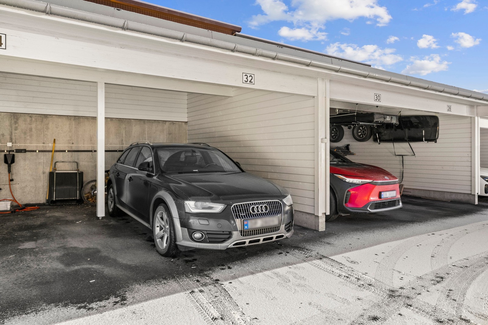 Parkeringsmulighet rett utenfor boligen med tilhørende carportplass. Elbillader installert på begge plassene, samt gjesteparkering på sameiets eiendom. Galleribilde