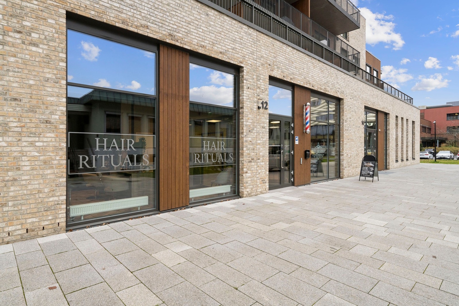I umiddelbar nærhet ligger Hair Rituals i moderne og innbydende lokaler på Wessel Park. Et attraktivt nærsenter med stilrene fasader, gode møteplasser og servicetilbud som bidrar til et levende og urbant nærmiljø. Galleribilde