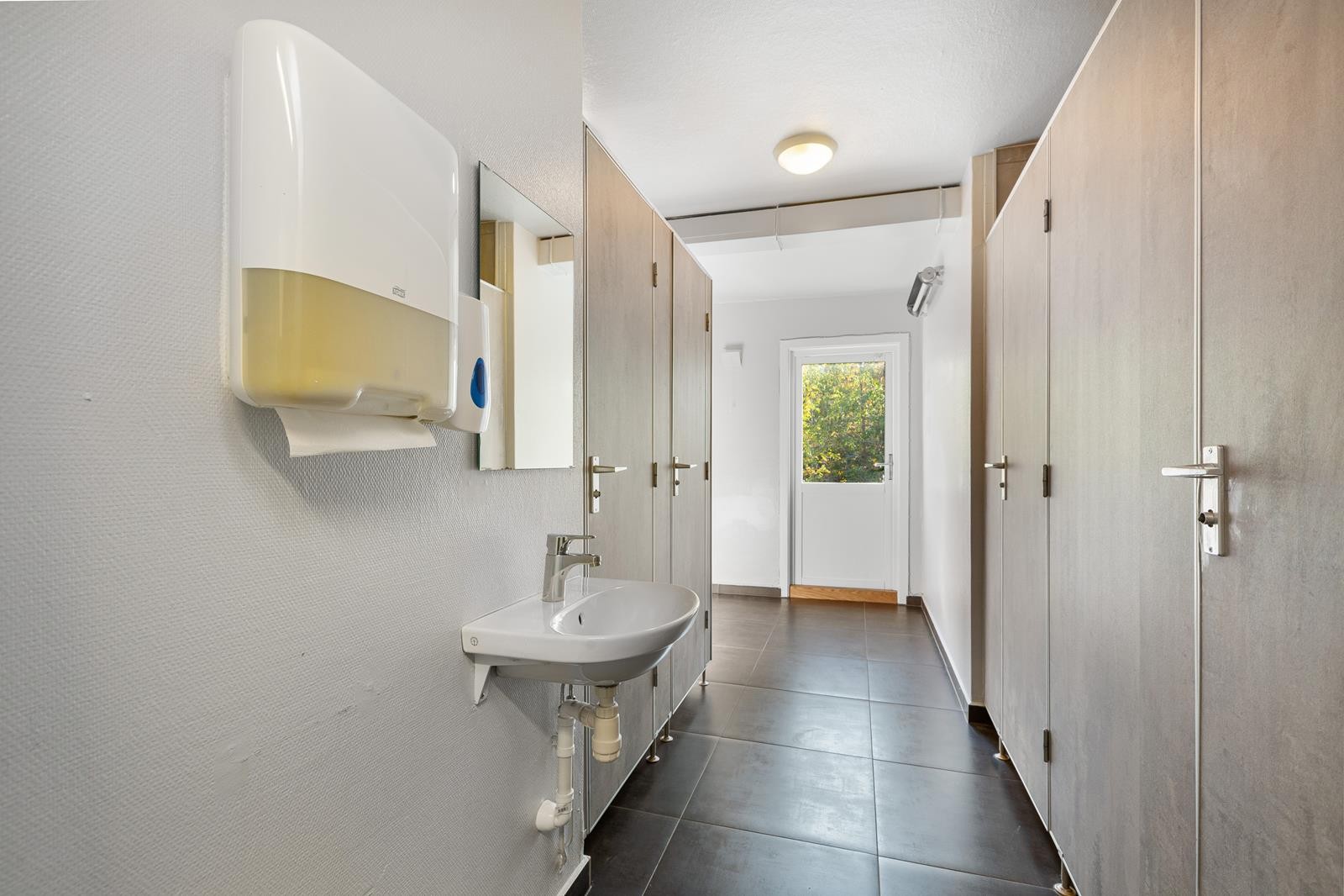 Det er felles toalett og dusjområde i hver enkelt etasje Galleribilde