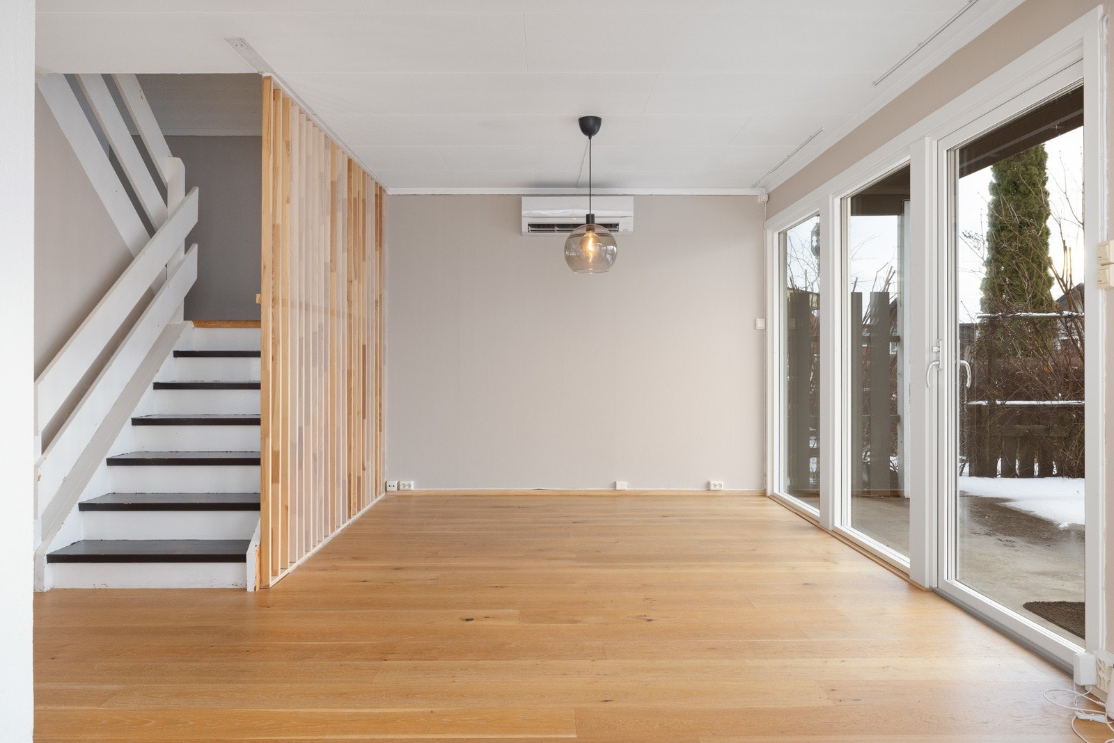 Lys og luftig stue i åpen løsning med store vindusflater, gode møbleringsmuligheter og utgang til uteplass. Galleribilde