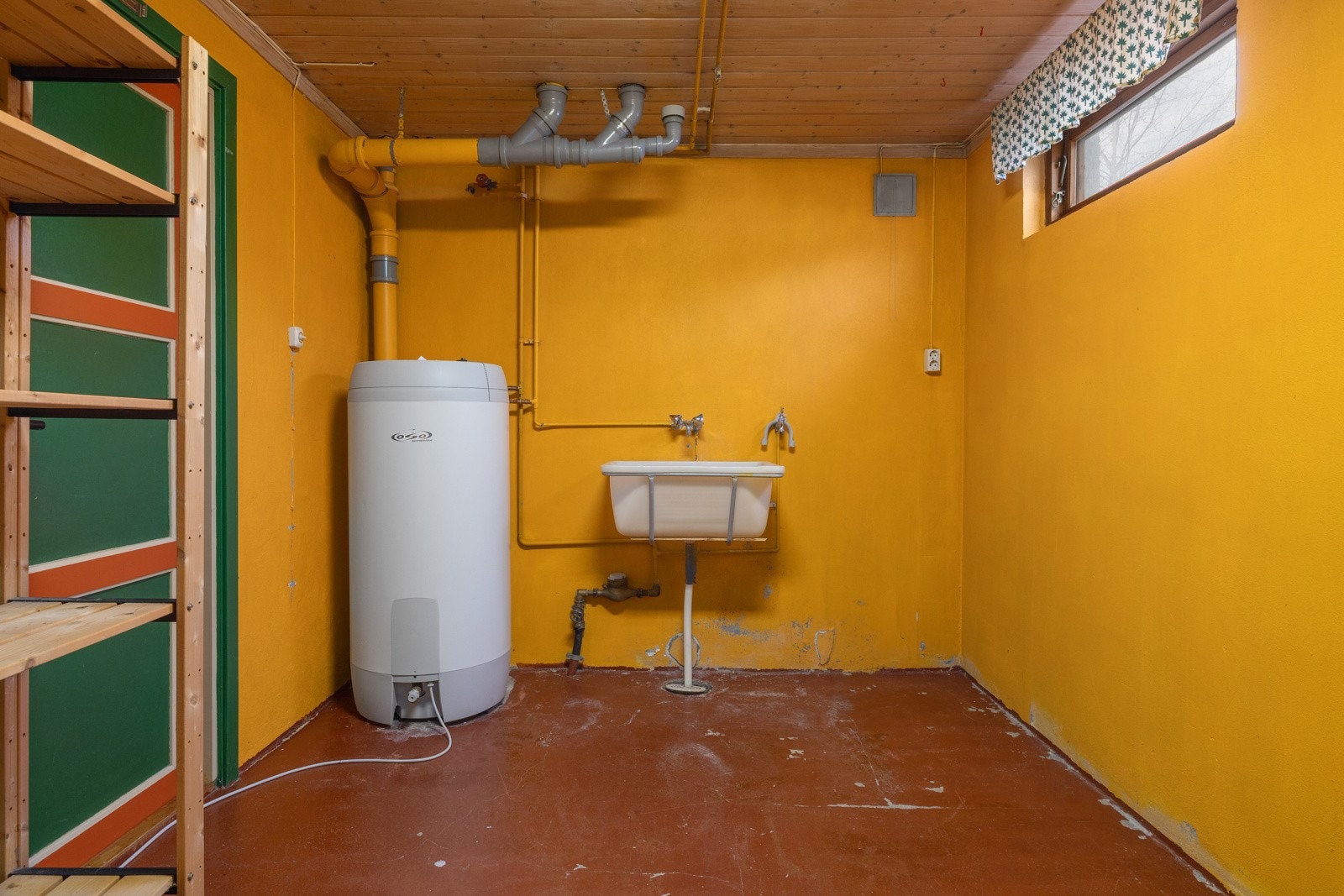 Vaskekjeller med varmtvannsbereder og utslagsvask. Galleribilde