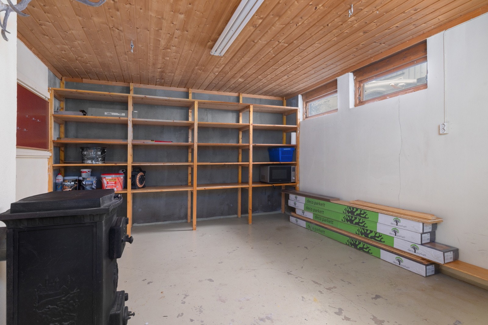 Romslig vaskekjeller med gode lagringsmuligheter. Galleribilde