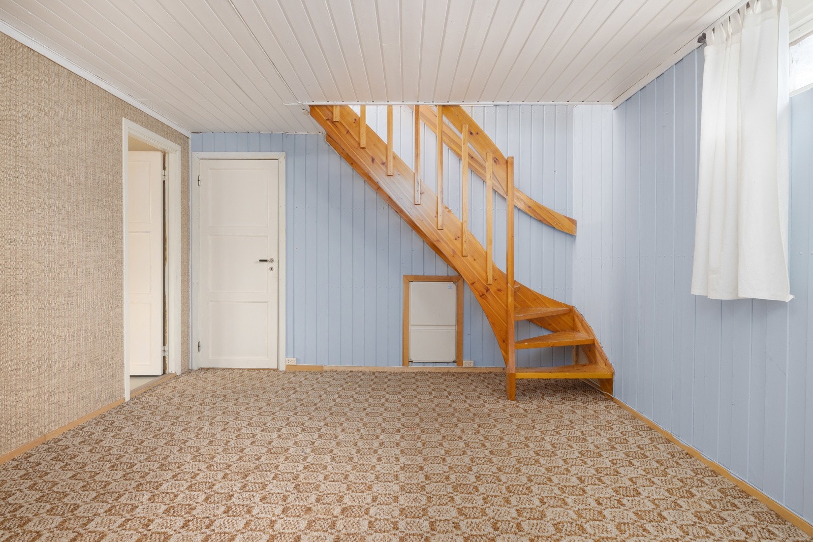 Romslig kjellerstue/underetasje med trapp, god takhøyde og fleksible bruksmuligheter. Galleribilde