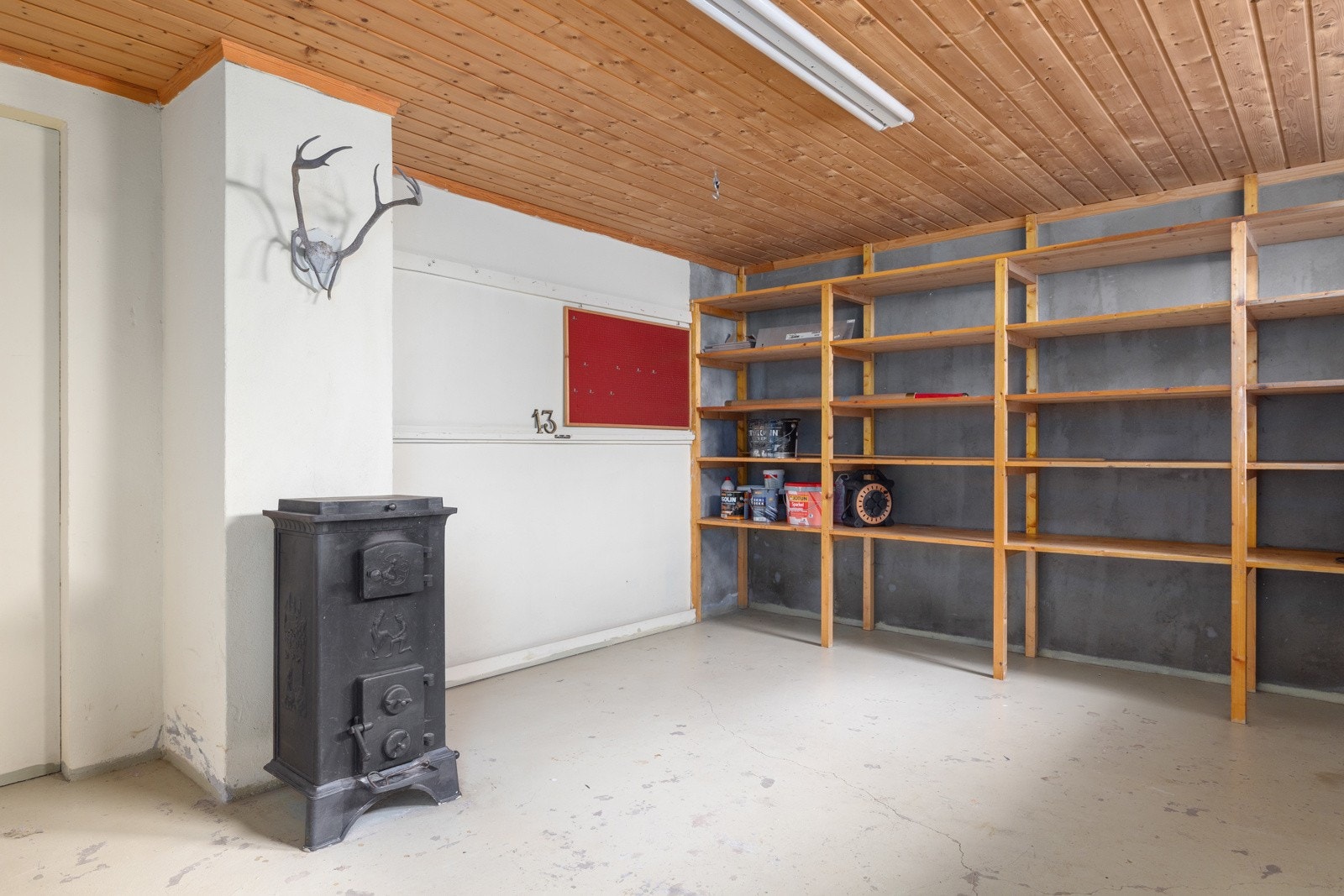 Kjellerrom med vedovn og oppbevaringshyller. Galleribilde