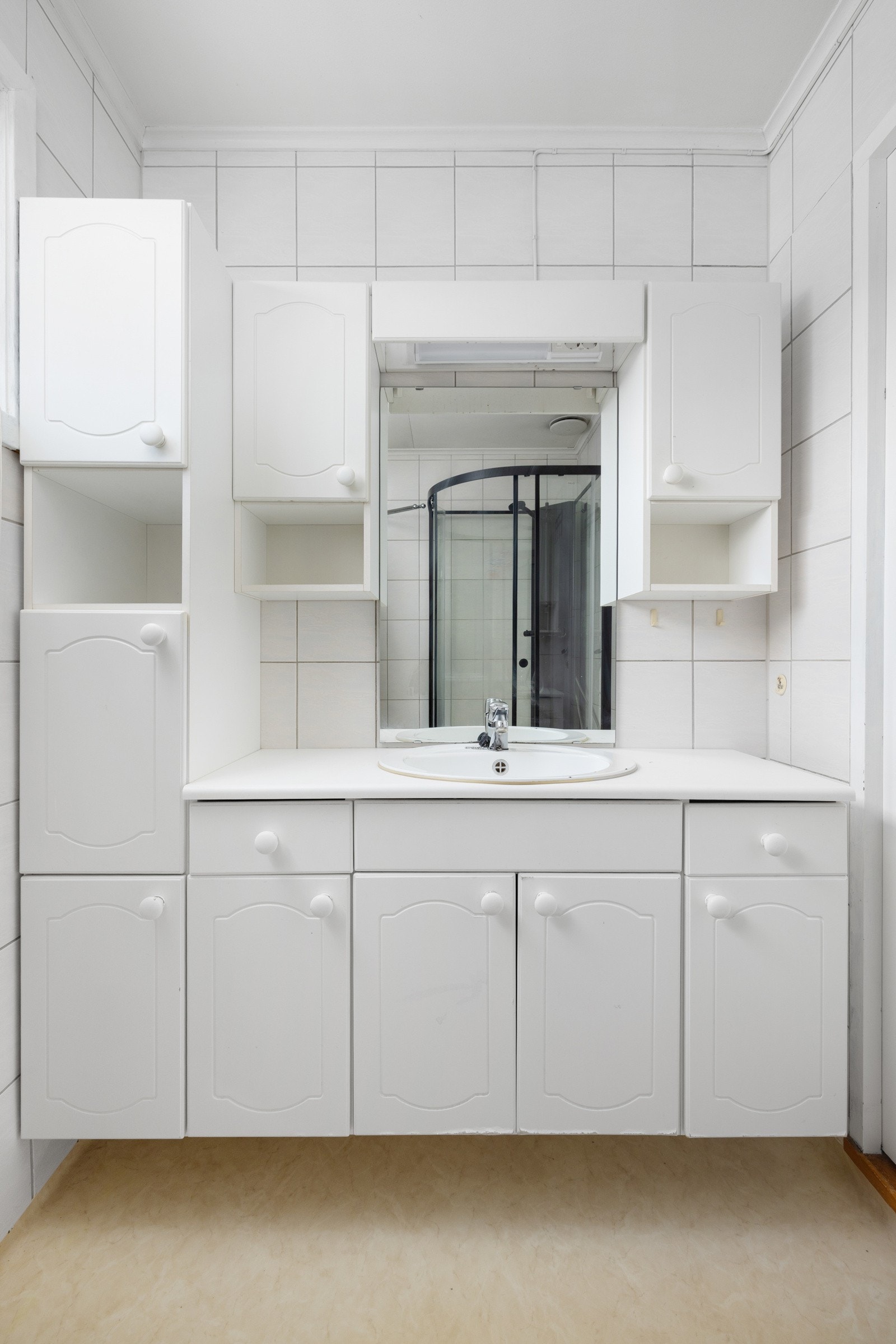 Pent og funksjonelt baderom med god oppbevaringsplass, servant med skap og speil. Galleribilde