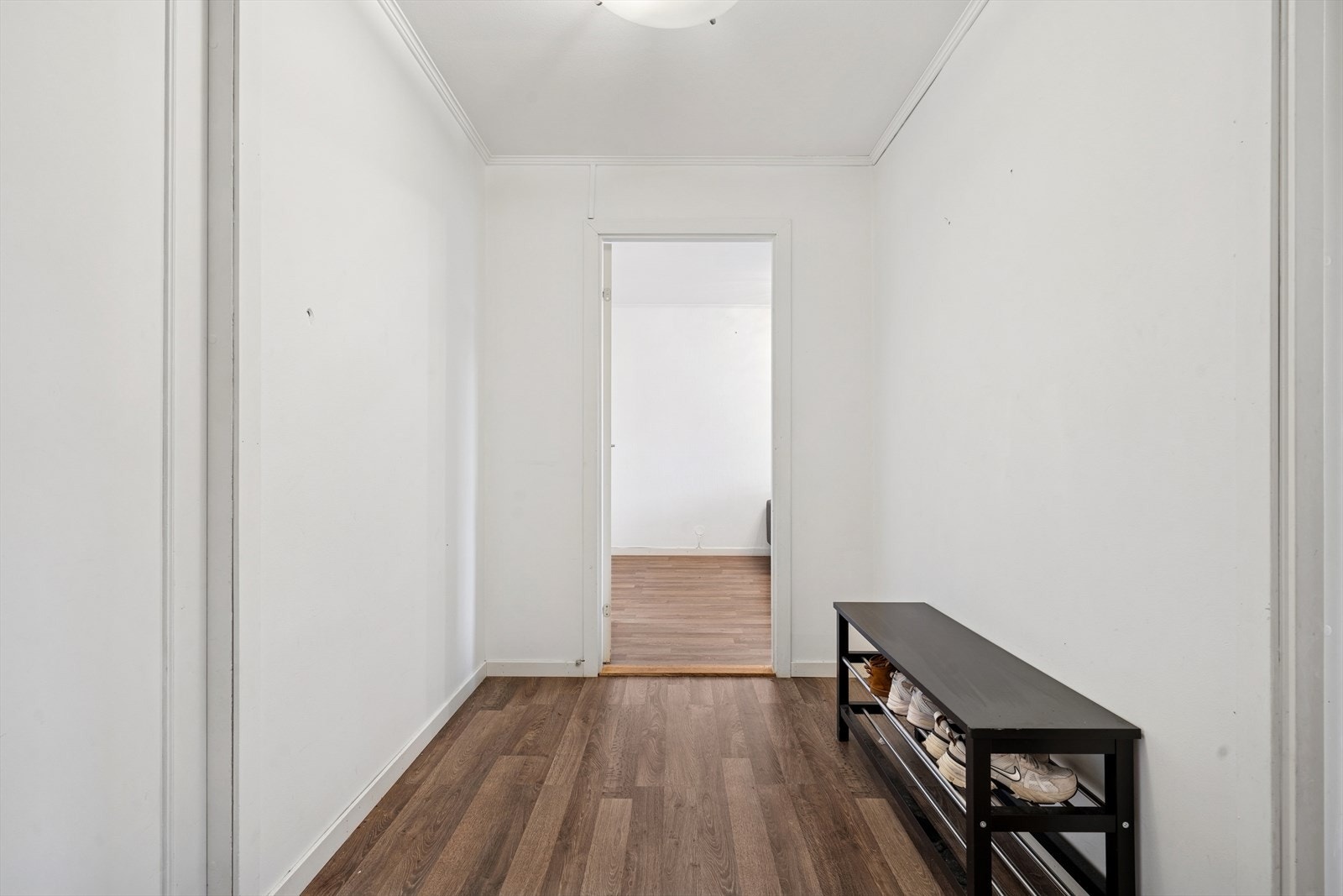 Lys og romslig gang som er med på å gi et godt førsteinntrykk av leiligheten. Her er det god plass til å sette fra seg yttersko og diverse ytterklær Galleribilde