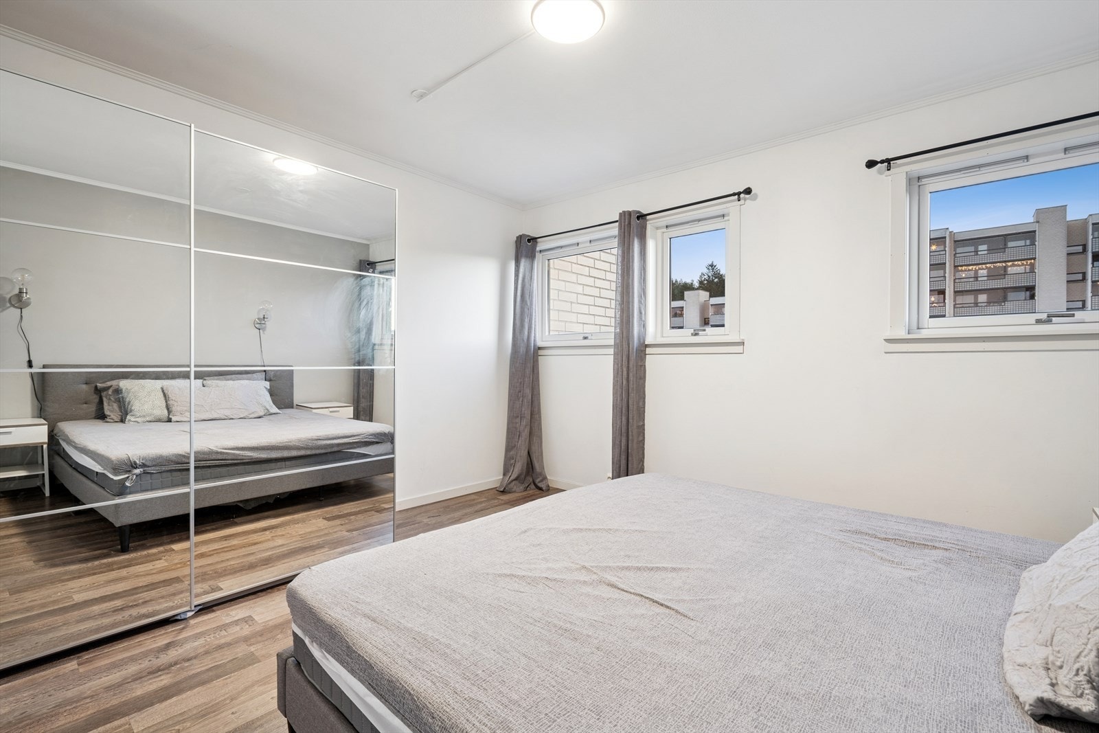 Dette soverommet var originalt inndelt i to mindre soverom, og kan enkelt tilbakeføres til det ved behov Galleribilde