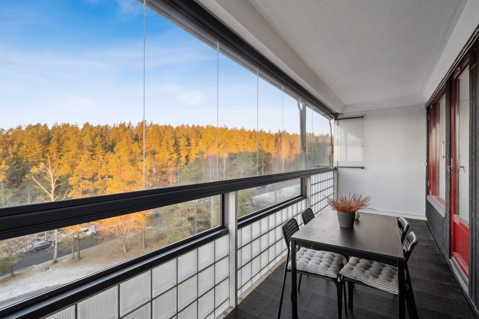 Balkongen ligger vestvendt og er i tillegg utstyrt med uttrekkbar markise og strømuttak Galleribilde