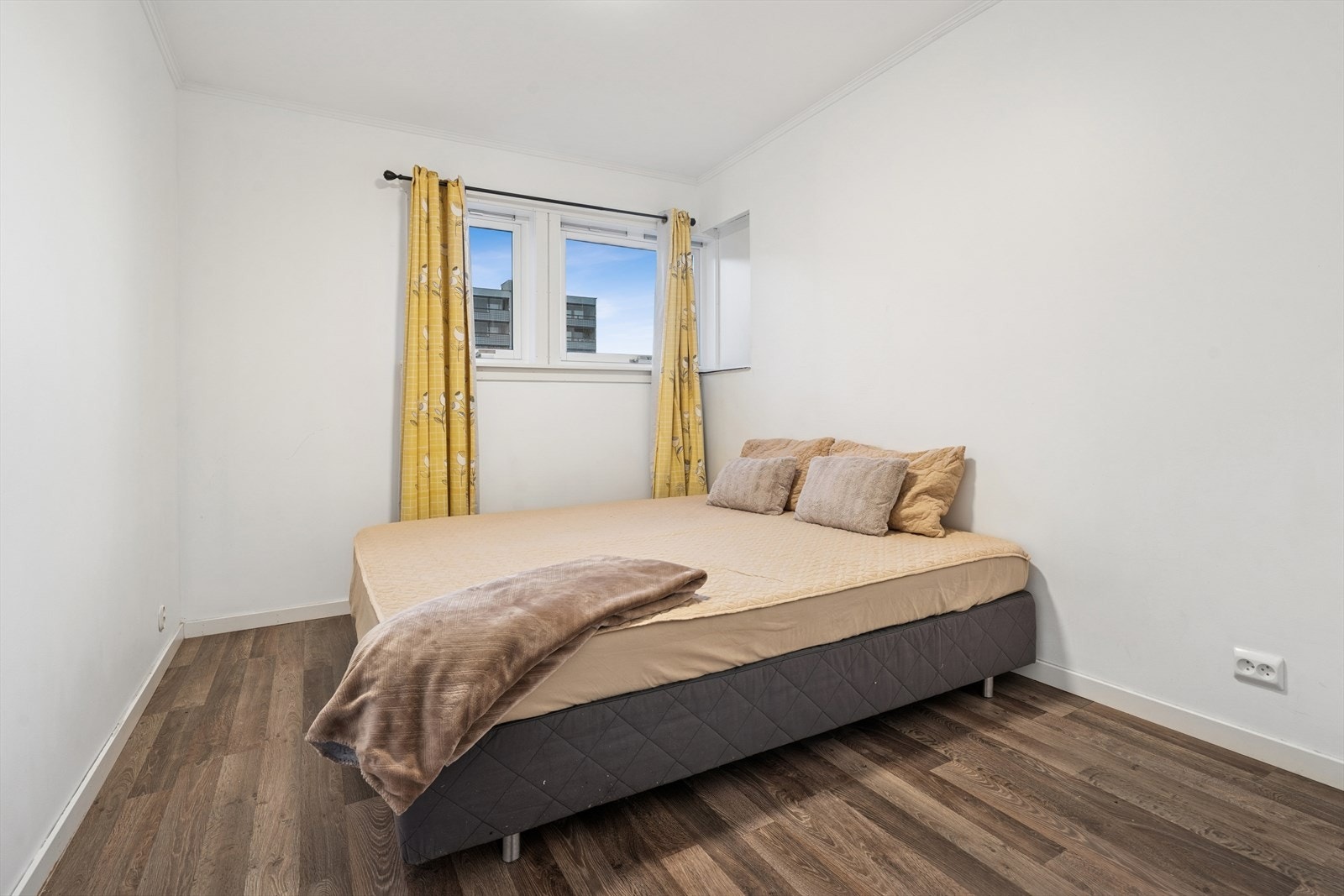 Leilighetens andre soverom med adkomst fra stue Galleribilde