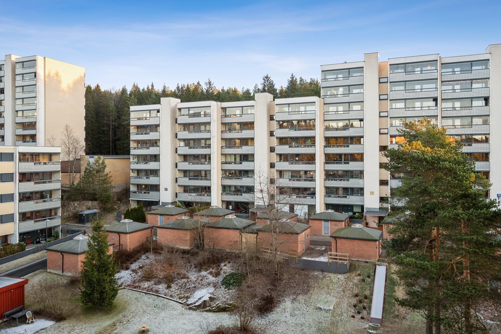 Utsyn fra soverommet utover borettslagets fellesområder Galleribilde