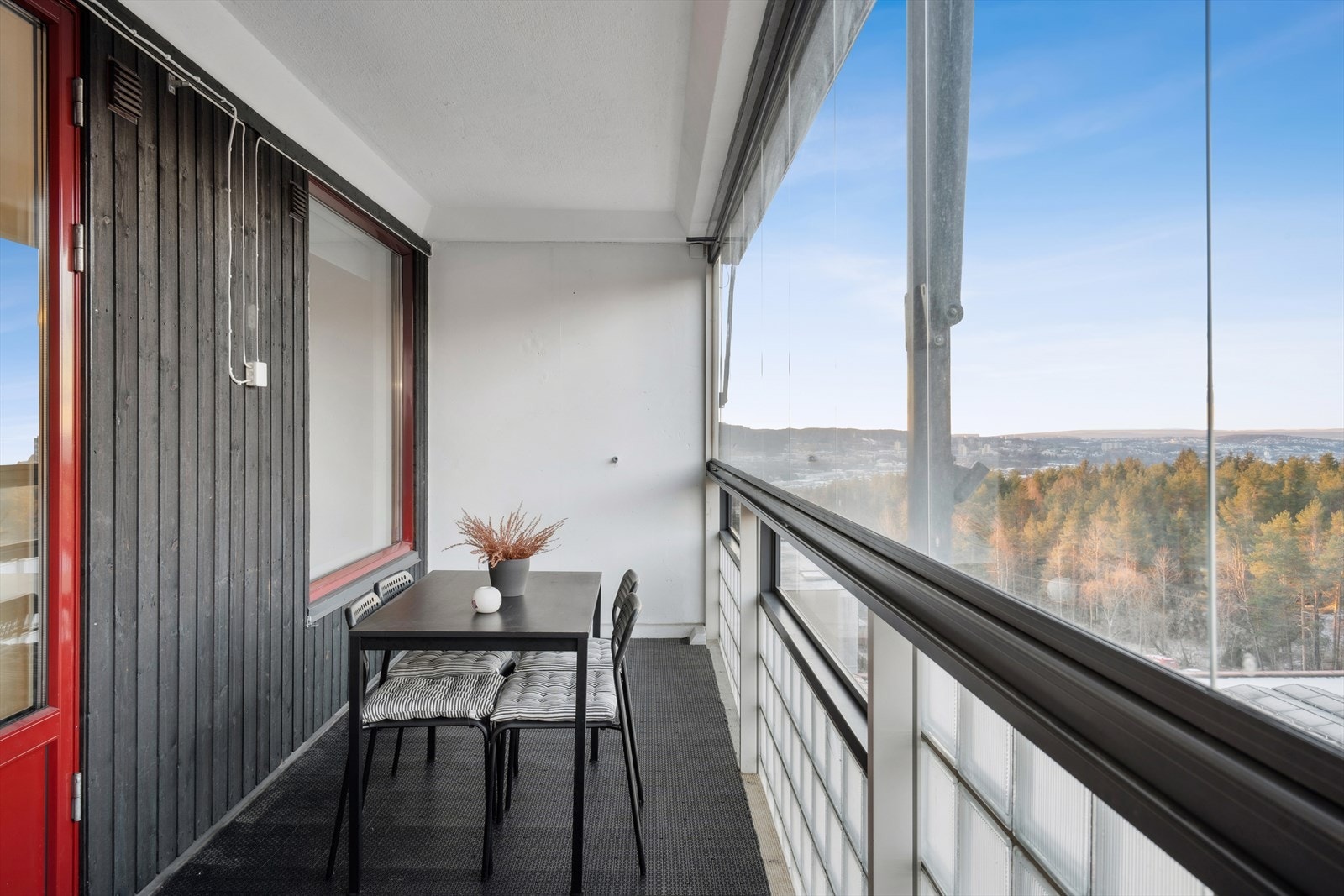 Fra stuen er det utgang til en innglasset balkong på 12 m² som fungerer fint som en forlengelse av stuen på sommerstid Galleribilde