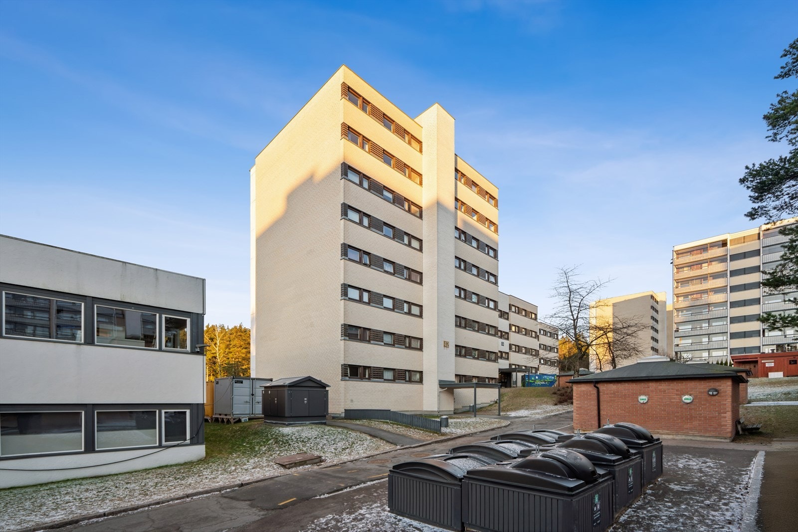 Borettslaget har fellesområder som er pent opparbeidet med grøntarealer, beplantning, asfalterte gangveier, ballplasser og lekeplass. Det indre området er bilfritt og tilbyr sittegrupper for beboerne Galleribilde