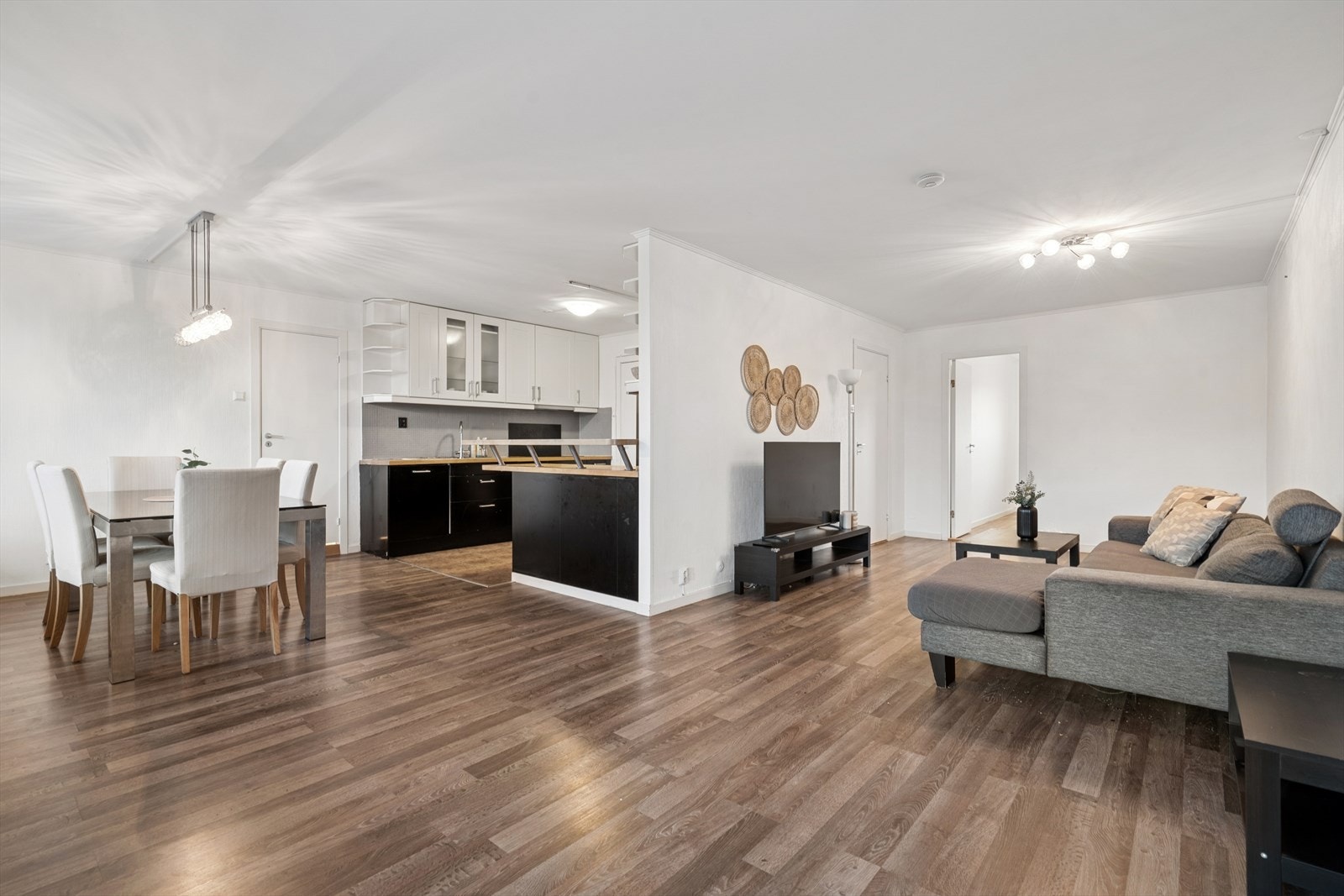 Leilighetens stue har en god utforming som gir rom for flere gode og naturlige møbleringssoner Galleribilde