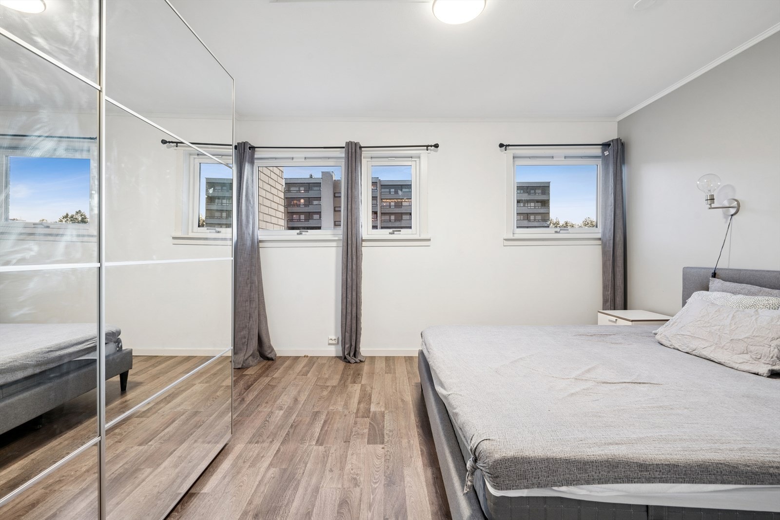 Leiligheten har to romslige soverom med adkomst fra hhv. gang og stue. Hovedsoverommet fra gangen har godt med plass til å innredes med dobbeltseng og tilhørende nattbord Galleribilde