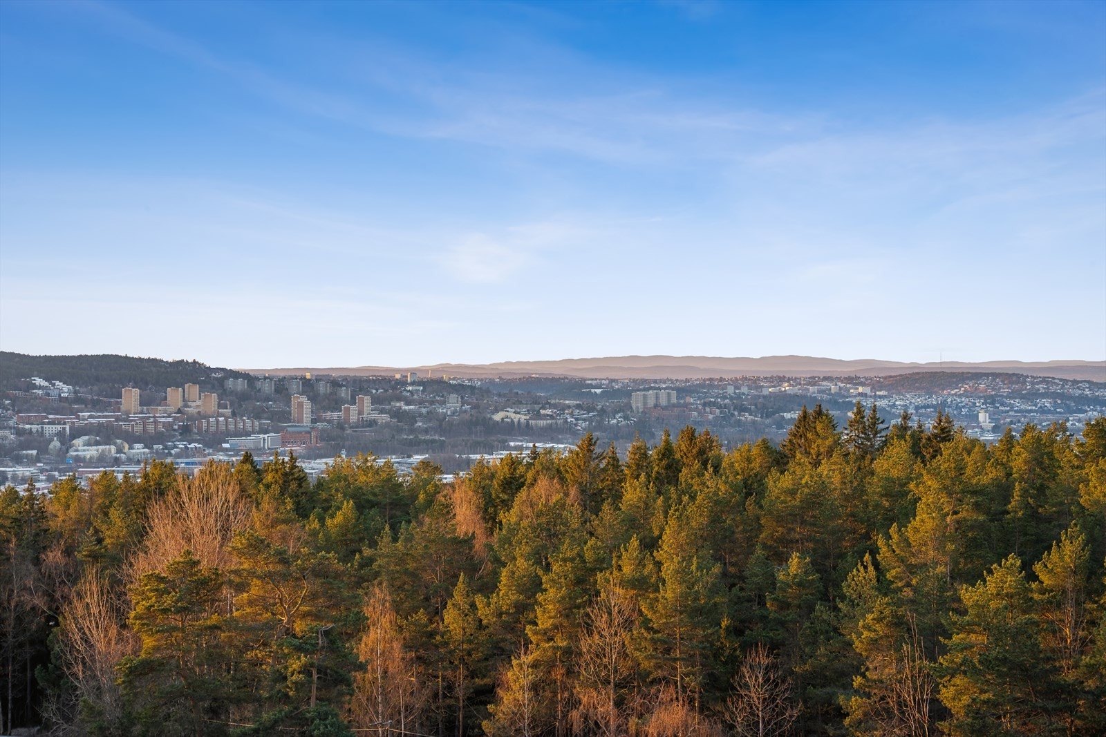 Fra balkongen kan man nyte en usjenert og langstrakt utsikt utover Groruddalen Galleribilde