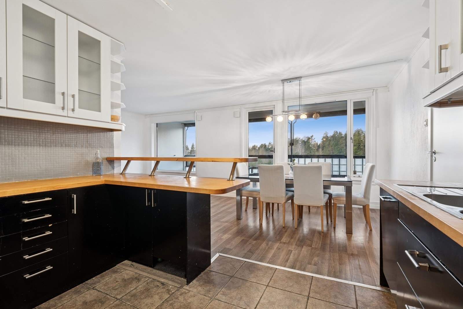 Store gode vindusflater ut mot balkong sørger for rikelig med lysinnslipp inn i rommet samt et pent og usjenert utsyn utover fin natur Galleribilde