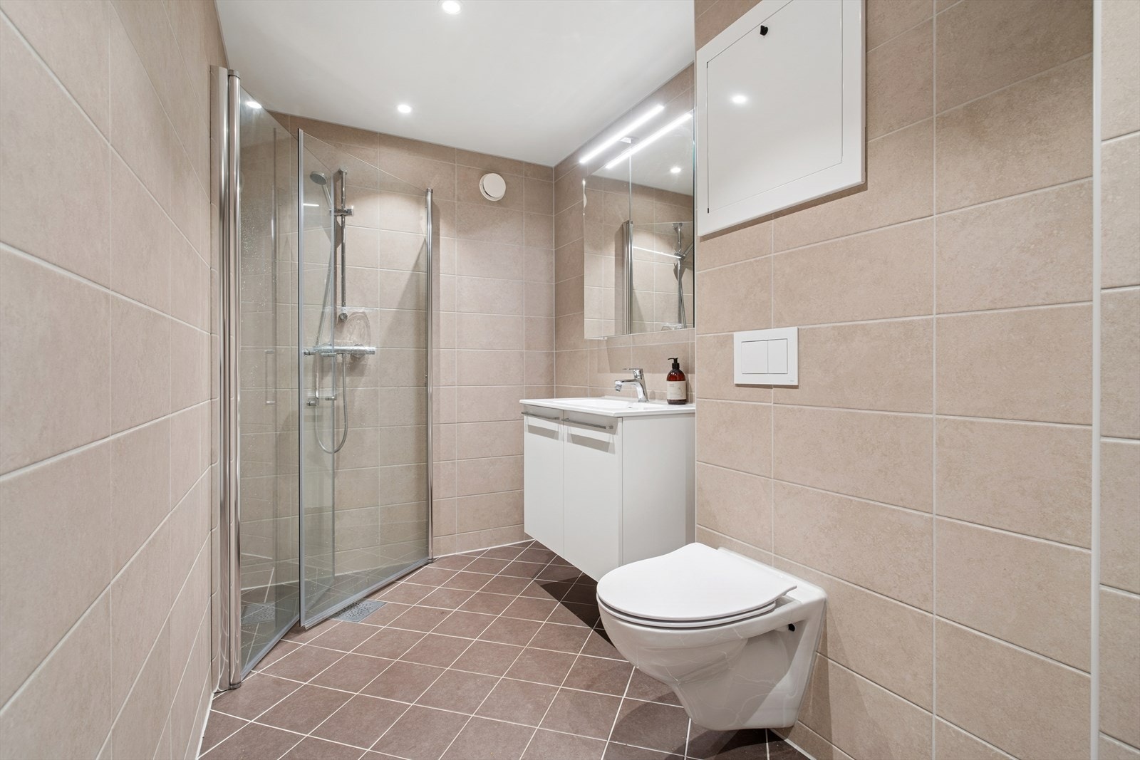 Baderommet er blitt pusset opp i regi av borettslaget og ble ferdigstilt i oktober 2025. Det holder en moderne og tidsriktig standard, og er pent flislagt på både gulv og vegger med lyse delikate fliser Galleribilde