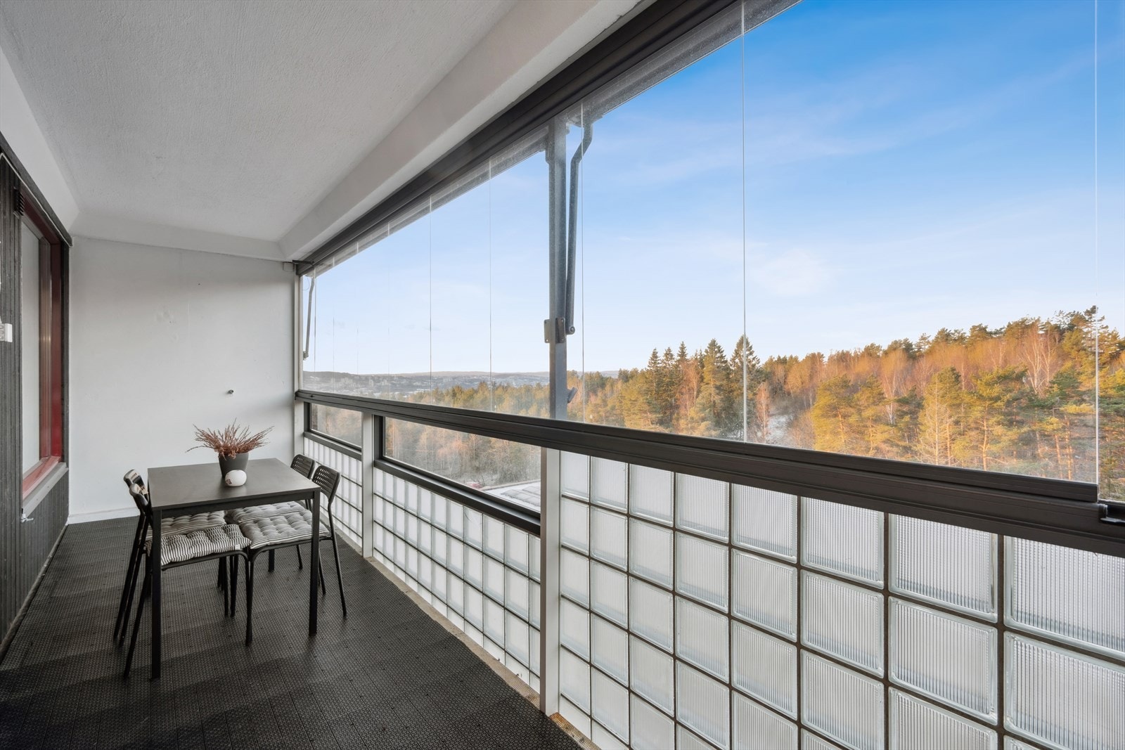 Velkommen til Ravnkollbakken 42, presentert av lokalmegler John Emmanuel Brevik v/EiendomsMegler 1 Grorud! Foto: Alexandra Saghir v/EFKT Galleribilde