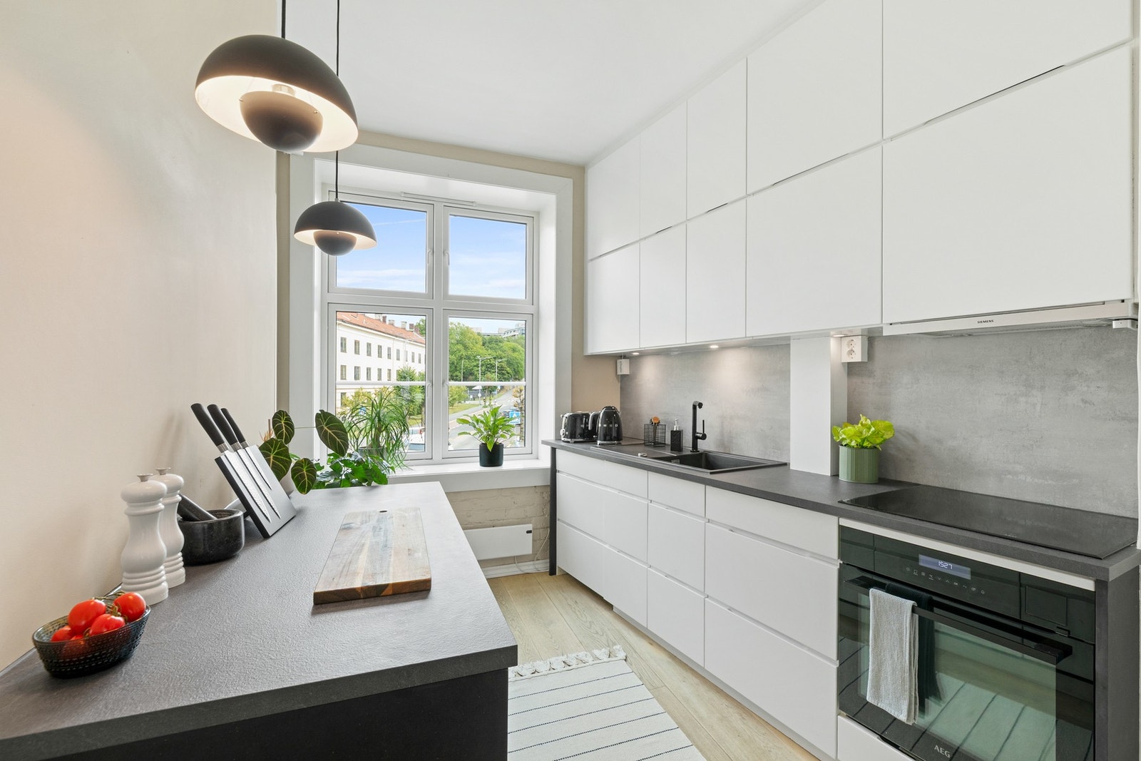 Moderne og lekkert kjøkken med laminat benkeplate og ettgreps blandebatteri fra 2023 Galleribilde