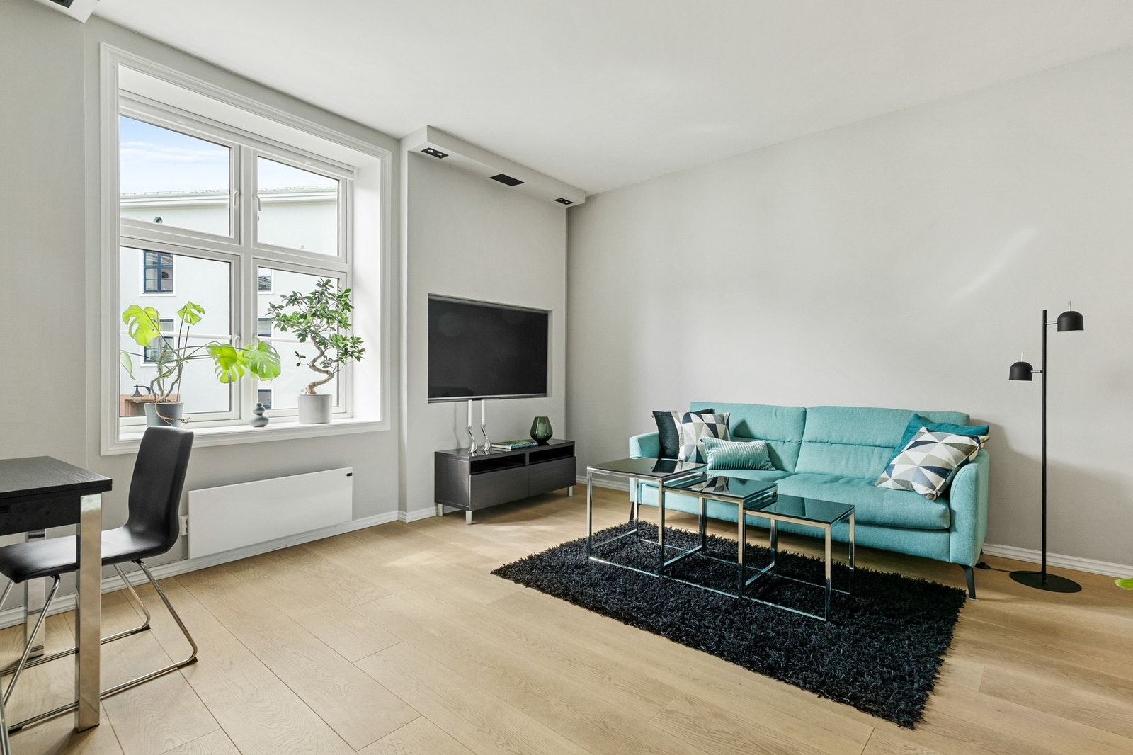 Moderne ledbelysning, integrert høyttalersystem i himling og integrert TV i vegg Galleribilde