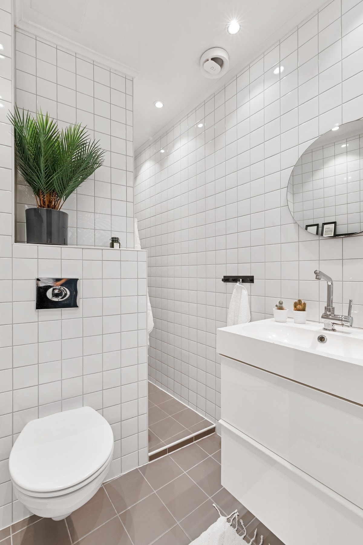 Smart og meget praktisk baderom med egen fin dusjnisje Galleribilde