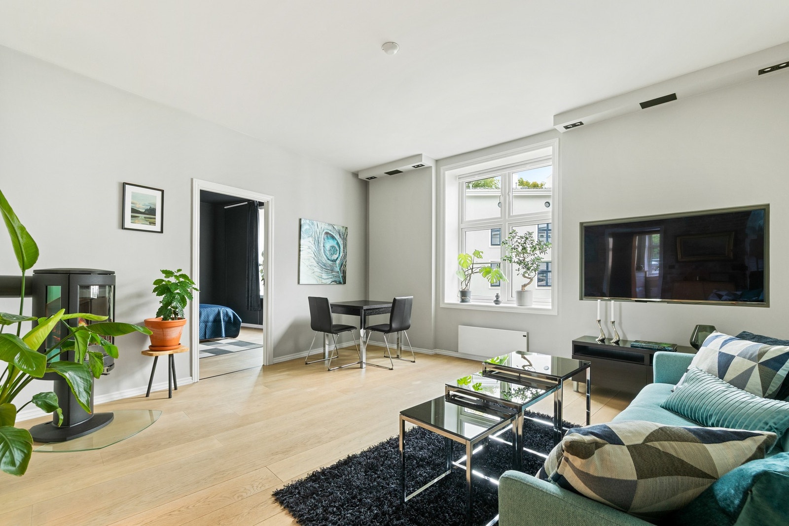 God takhøyde og store vindusflater gir godt med lys og en god romfølelse Galleribilde