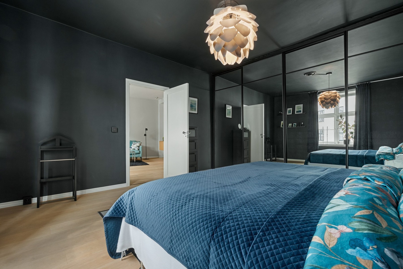 Nydelig soverom beliggende inn mot gårdsrommet Galleribilde