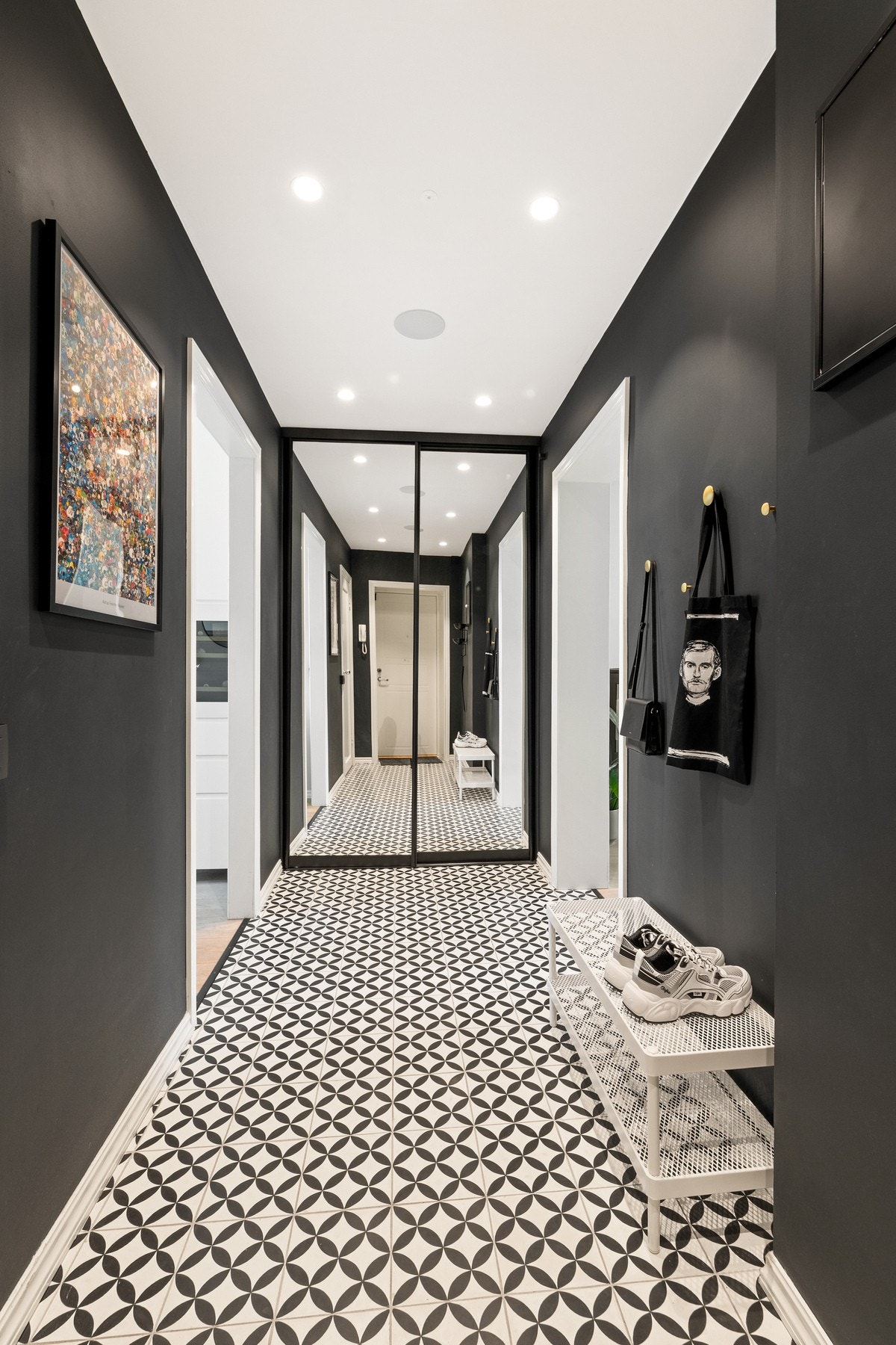 Lekker entré med stor og innholdsrik garderobeløsning Galleribilde