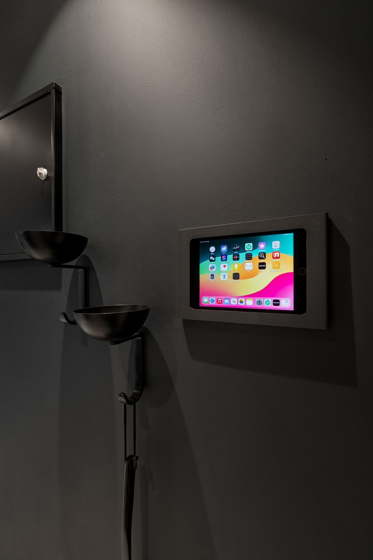 I gangen henger et styringssenter for mye af leilighetens elektroniske styring og Entertainment Galleribilde