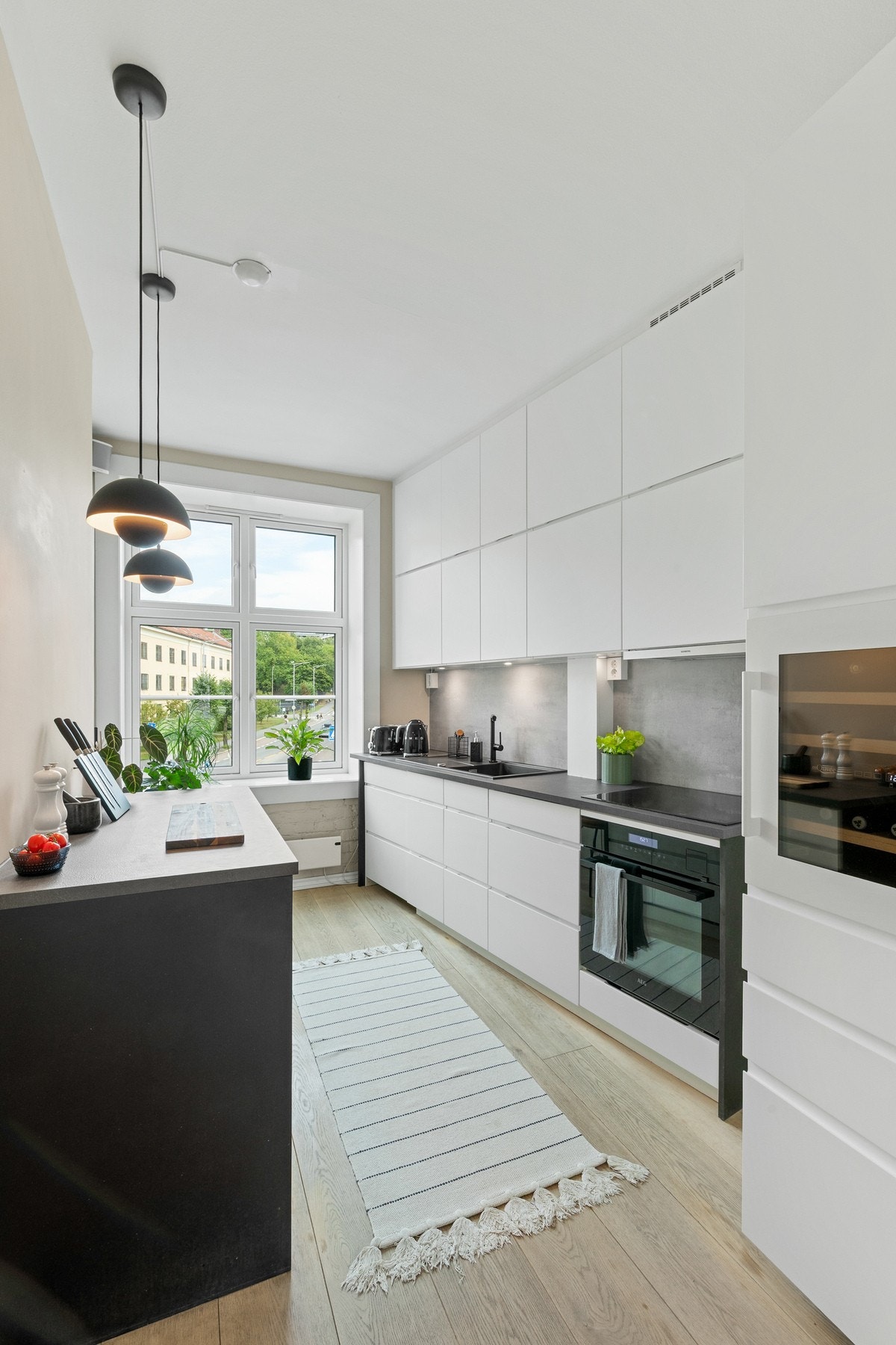 Store vindusflater gir rikelig med naturlig lys Galleribilde