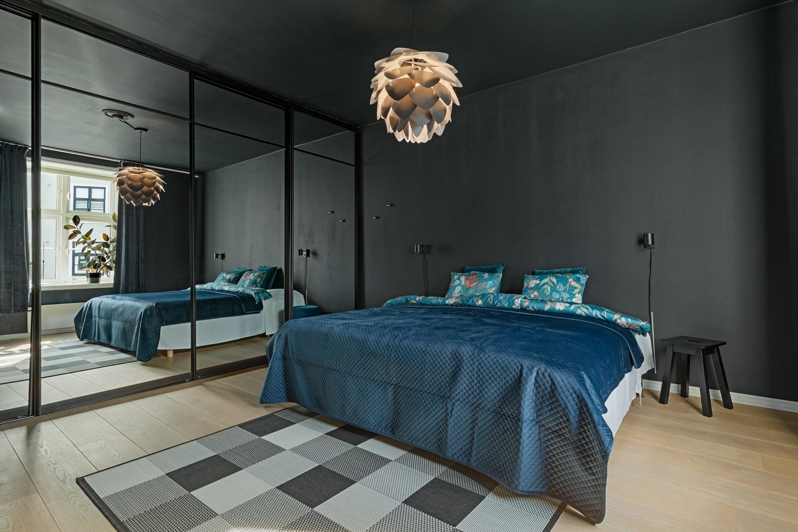 Soverommets store garderobe har spesialtilpassede dører med sorte profiler og speilglass fra Garderobemannen Galleribilde