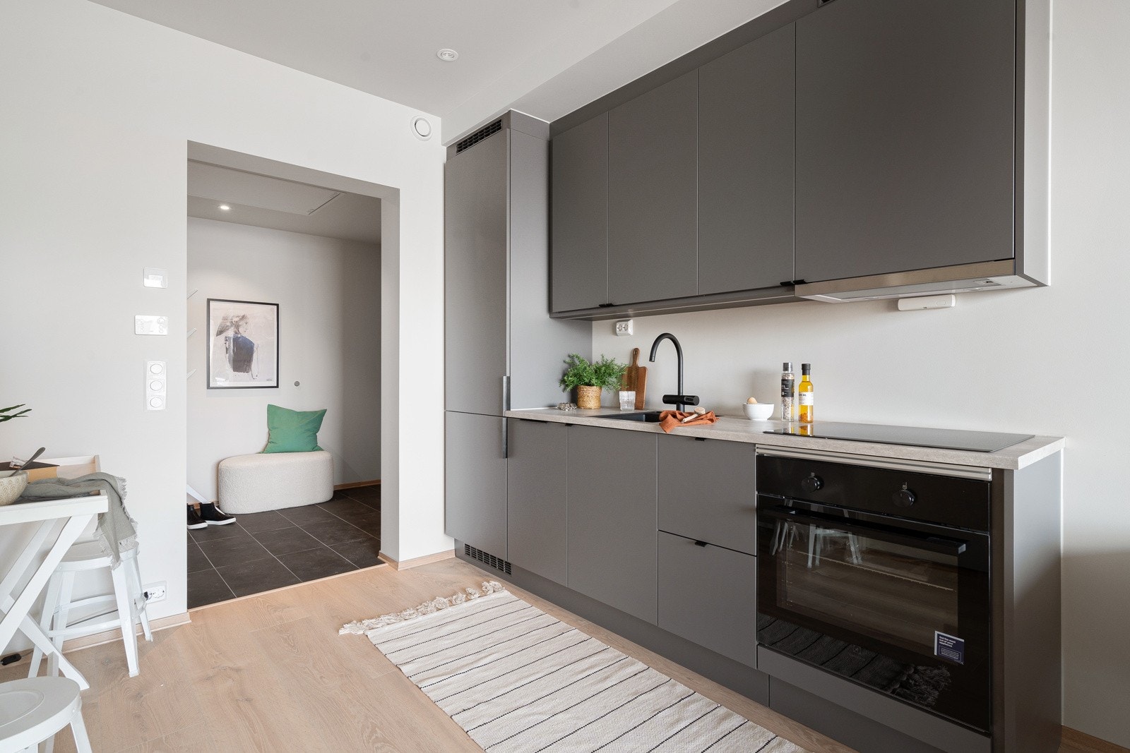 Kjøkkenet er oppgradert fra standard leveranse og har integrerte hvitevarer som stekeovn, platetopp, oppvaskmaskin og kjøl/frys. Galleribilde