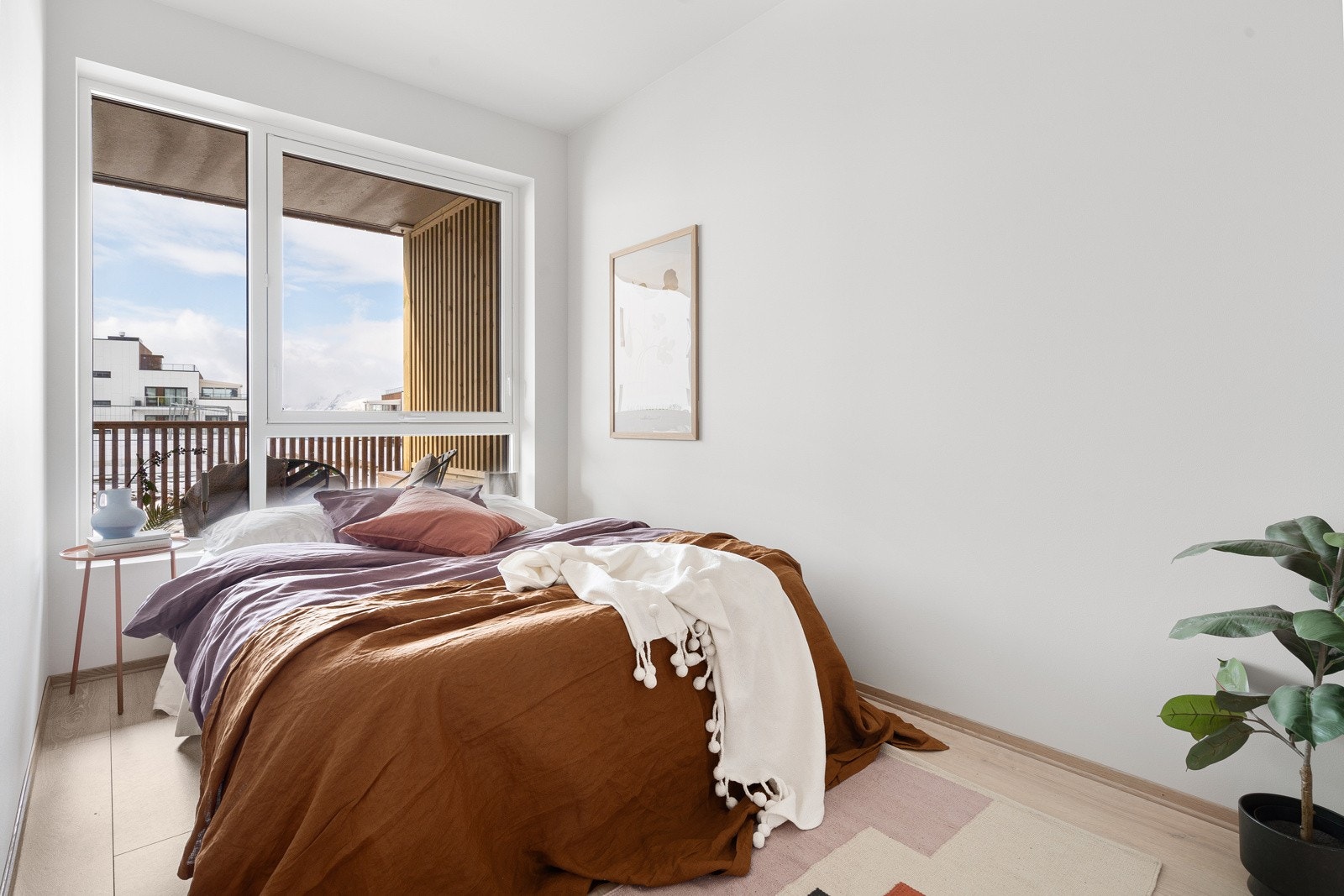 Soverommet framstår romslig med god plass for stor seng. Galleribilde