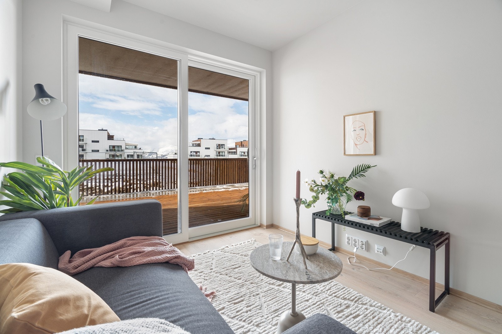 Fra stue/kjøkken har du utgang til terrasse. Galleribilde