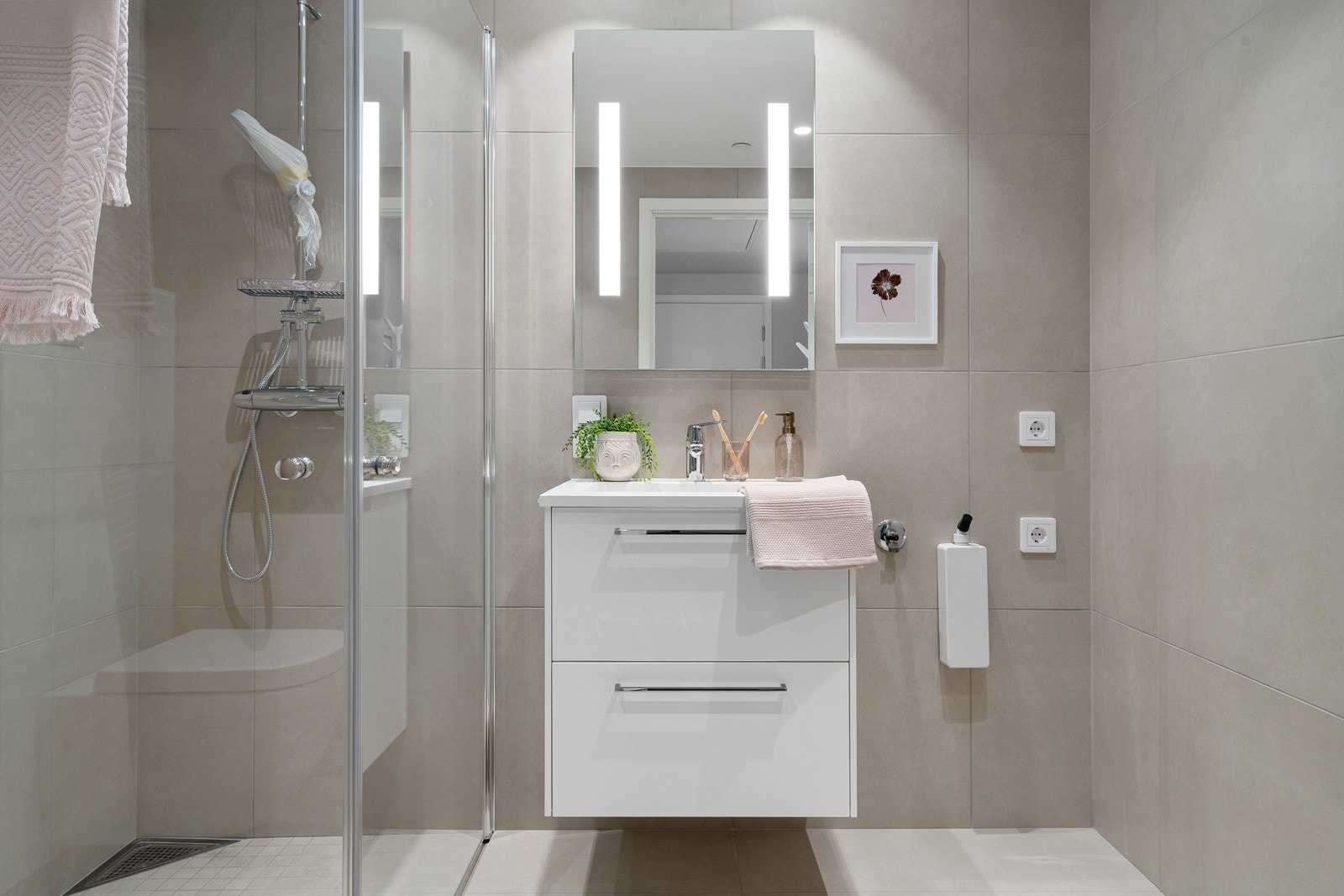 Baderomsinnredningen har god oppbevaringsplass i skuffer. Galleribilde